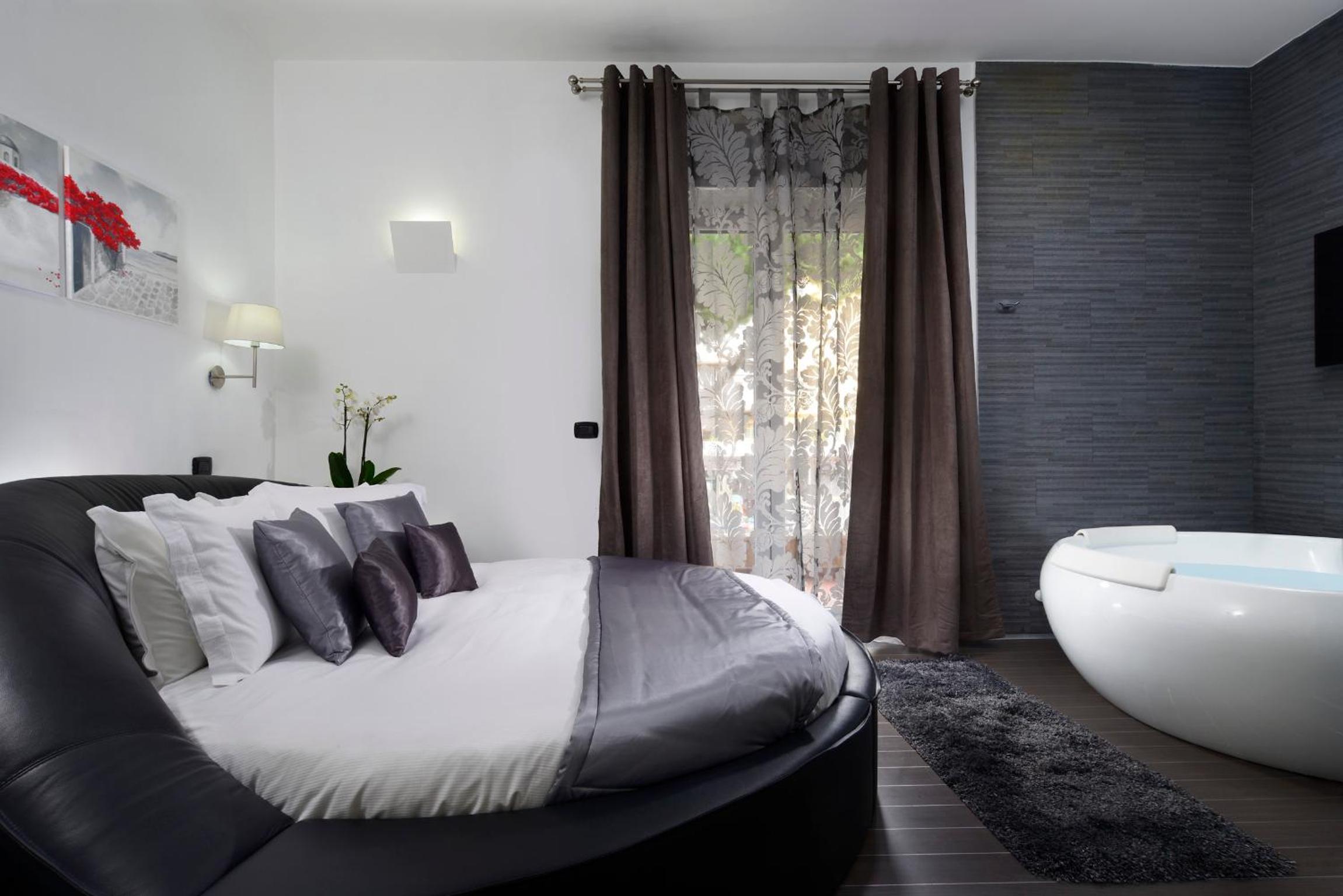 Honeymoon Suite photo 1