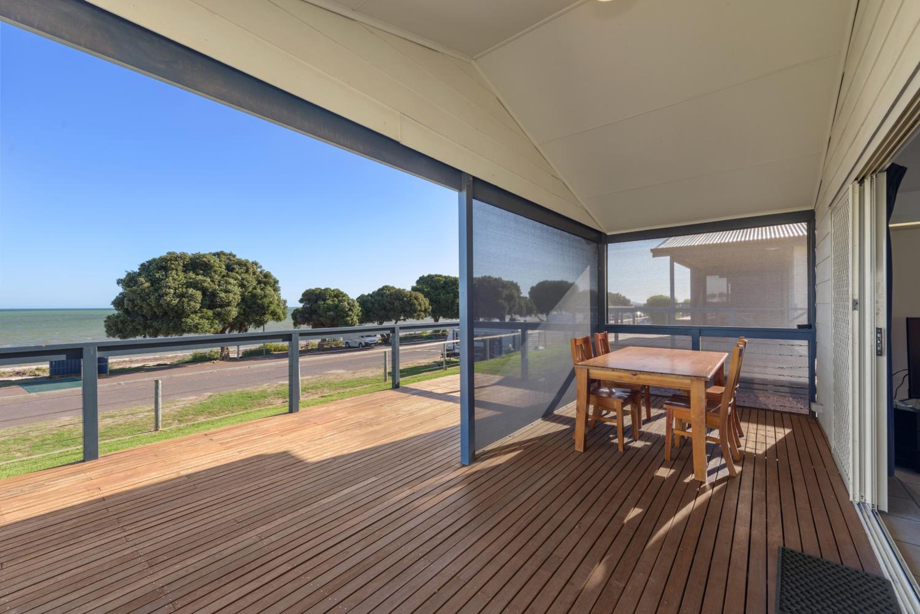 Deluxe 2 Bedroom Cabin - Sleeps 6 - Photo 7