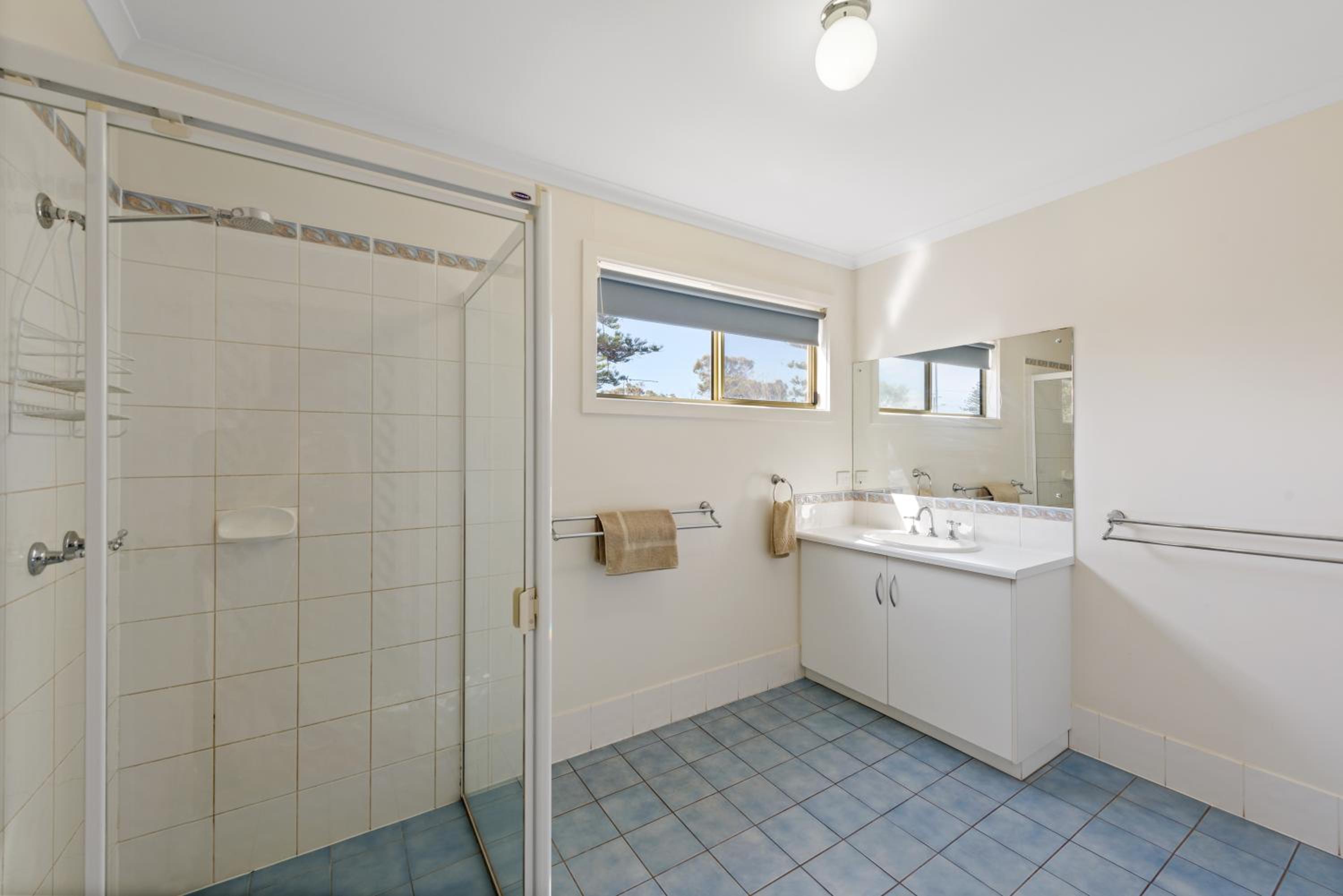 Deluxe 2 Bedroom Cabin - Sleeps 6 - Photo 8