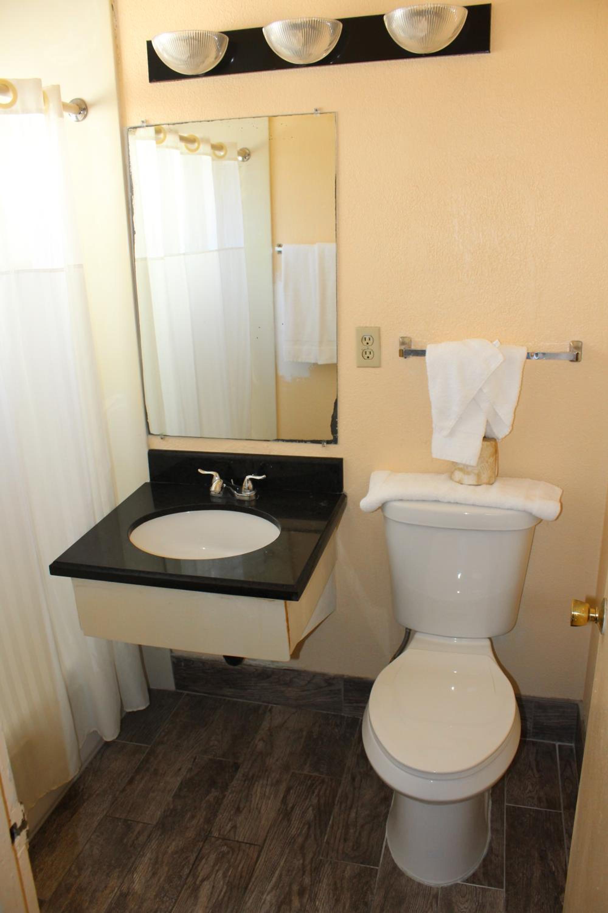 Double Room with Two Double Beds - Non-Smoking - Photo 6