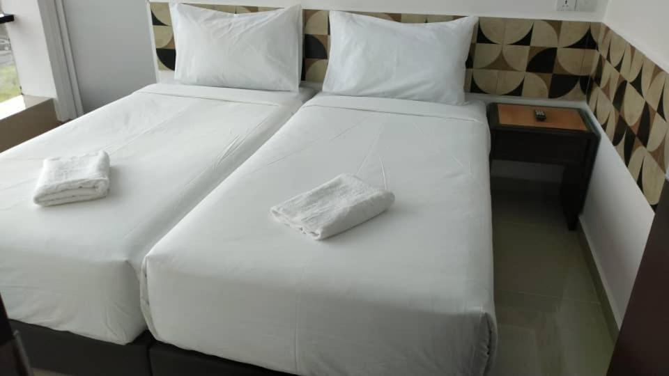 Standard Twin Room - Photo 9