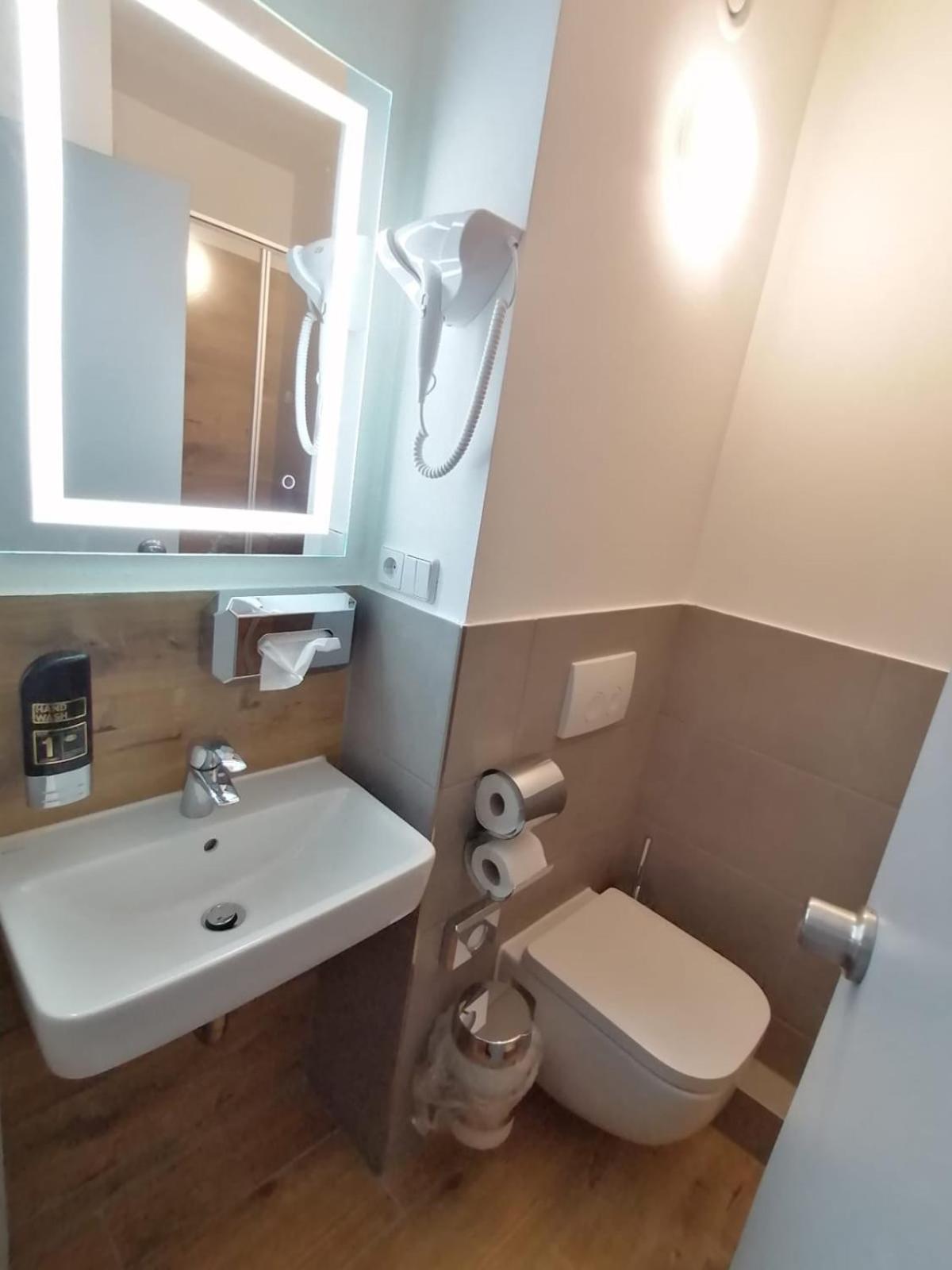 Double Room - Photo 7