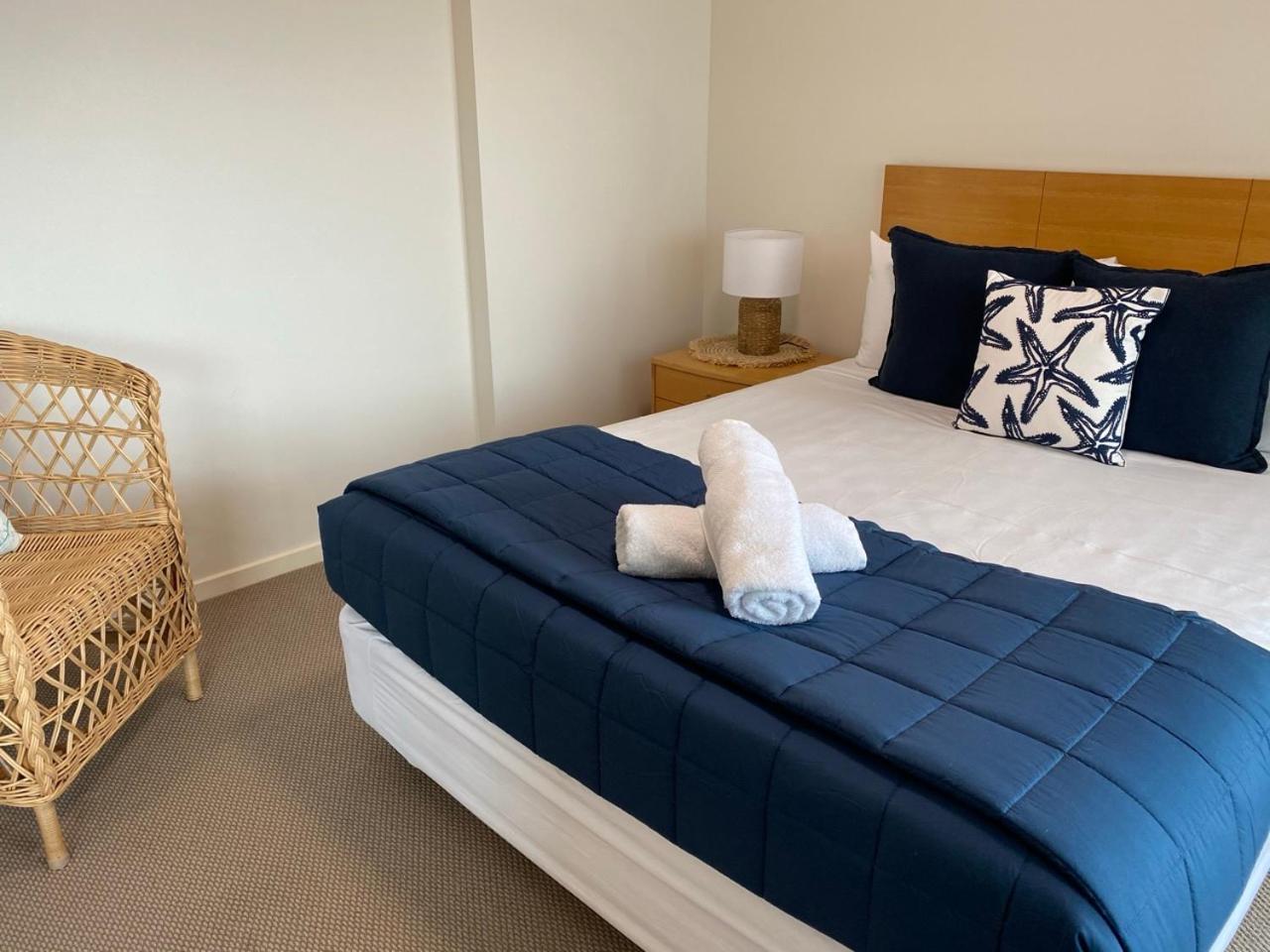 Two-Bedroom Apartment- Queen Bed and King Bed photo 2
