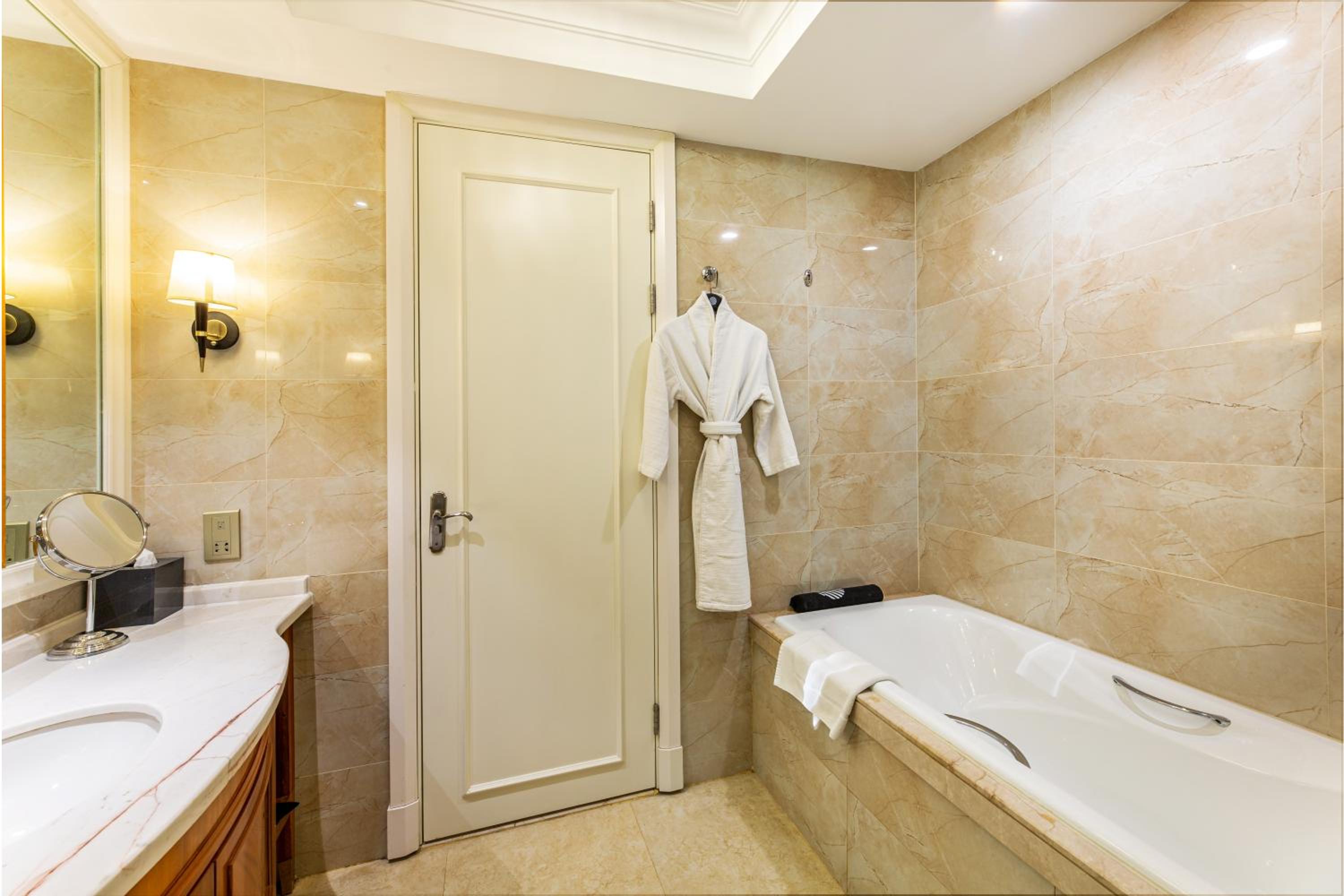 Superior Executive King Room with Lounge Access photo 2