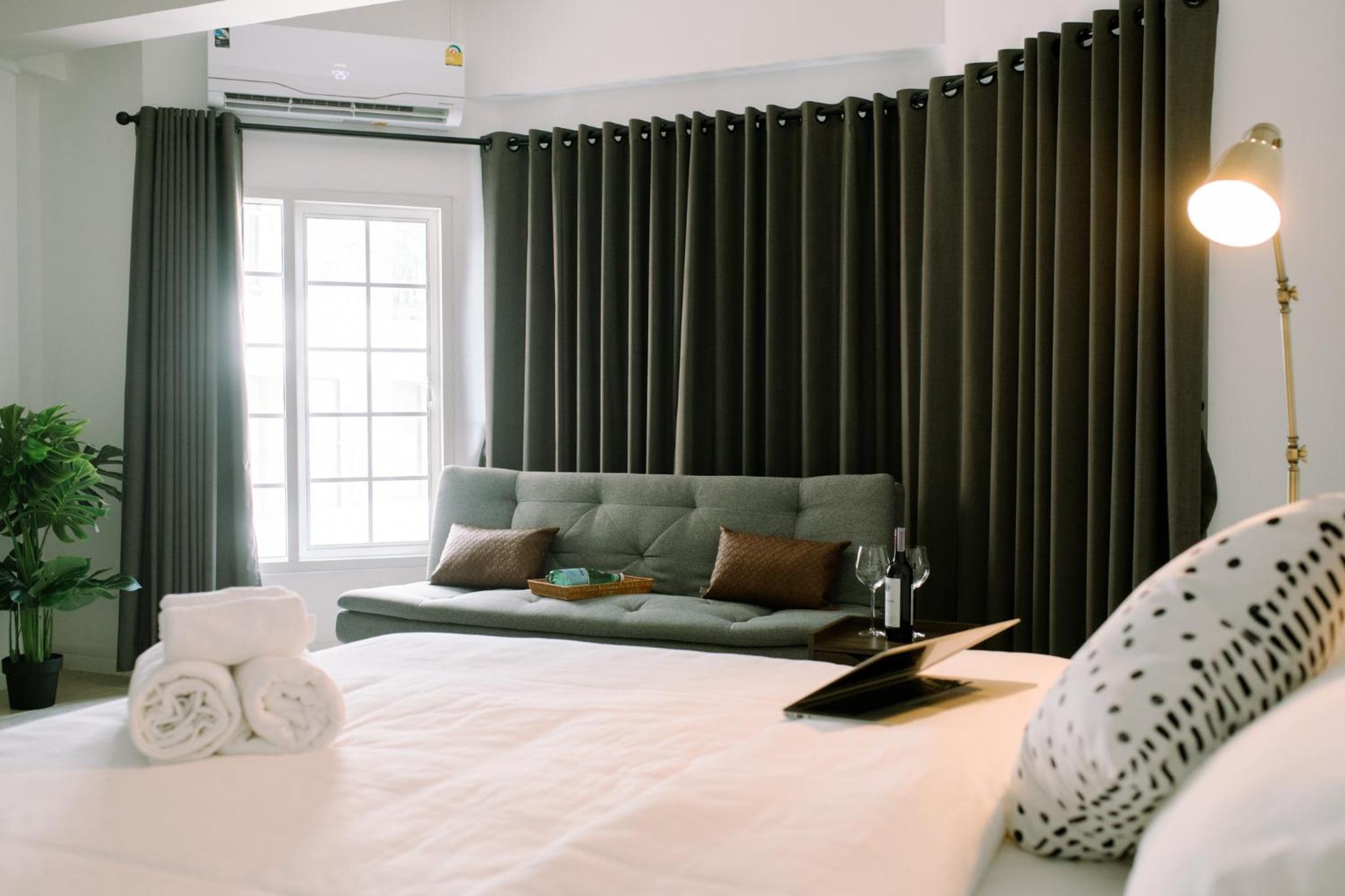 King Room with Pool View - Photo 15