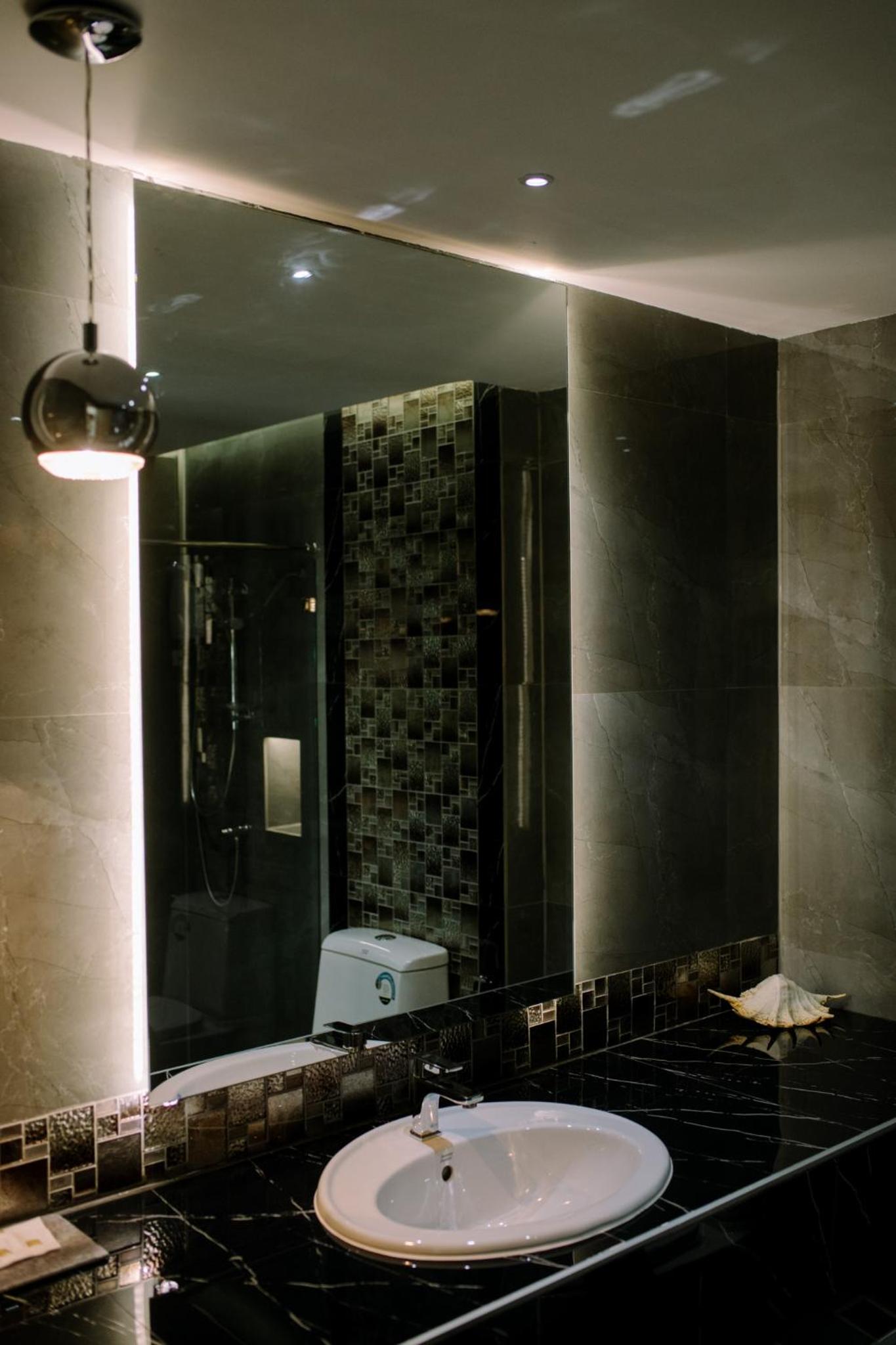King Room with Pool View - Photo 6