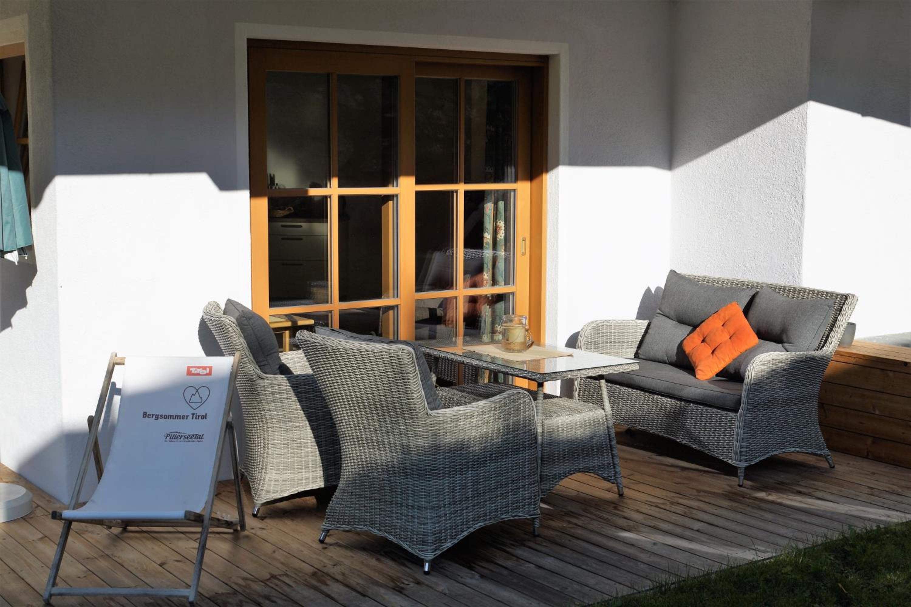 Large Apartment with Terrace - Photo 4