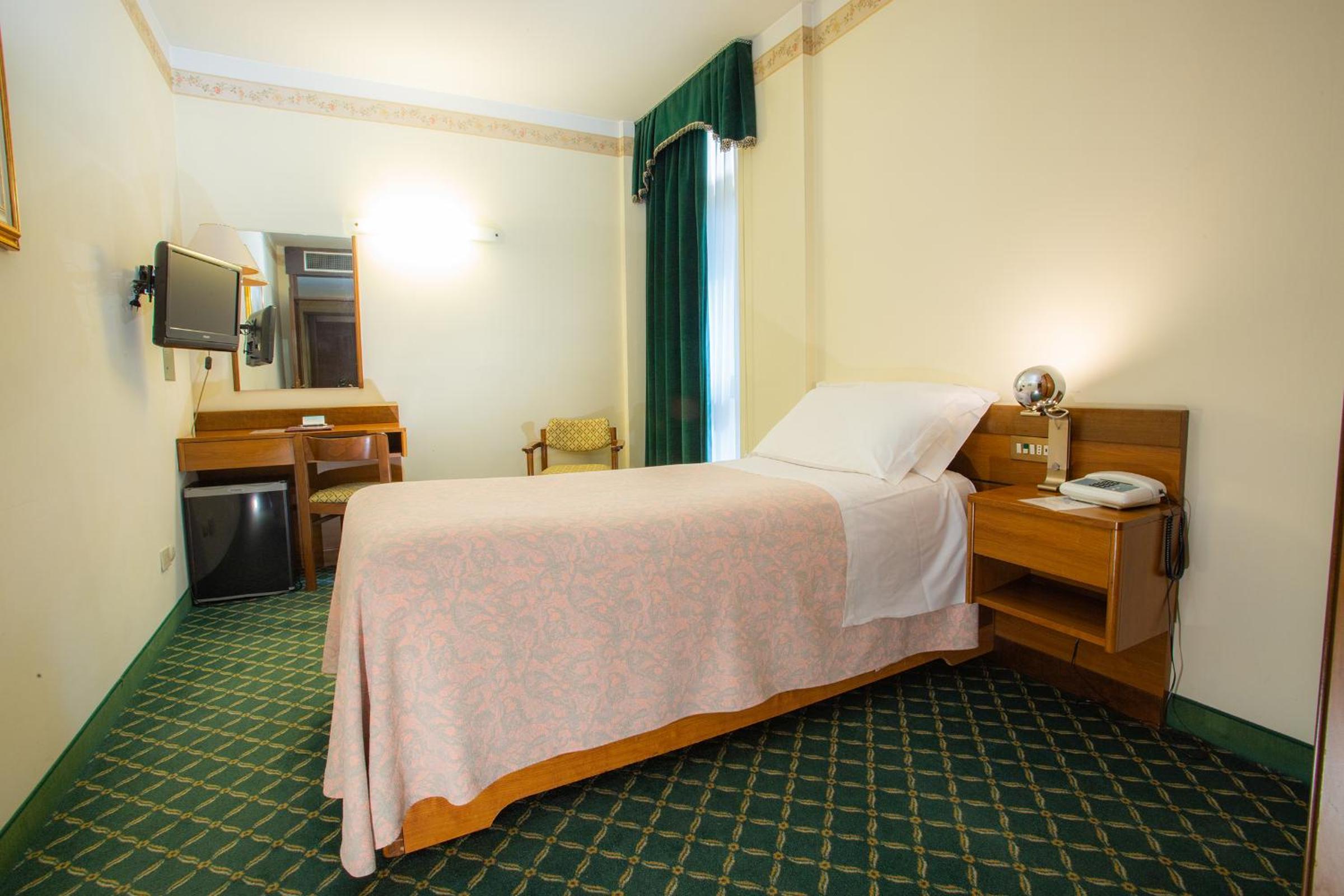 Single Room photo 3