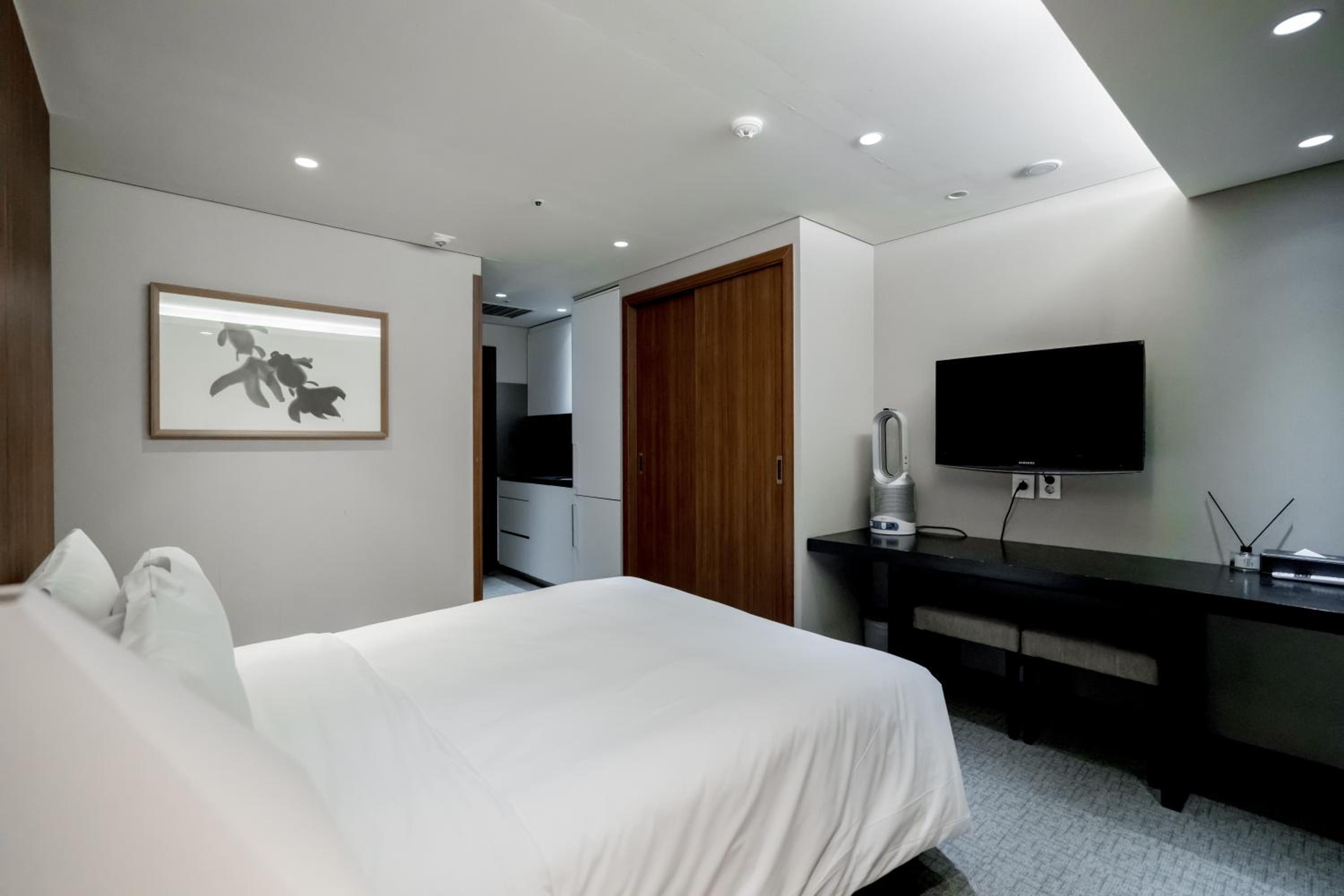 Deluxe Double Room - No View - Photo 6