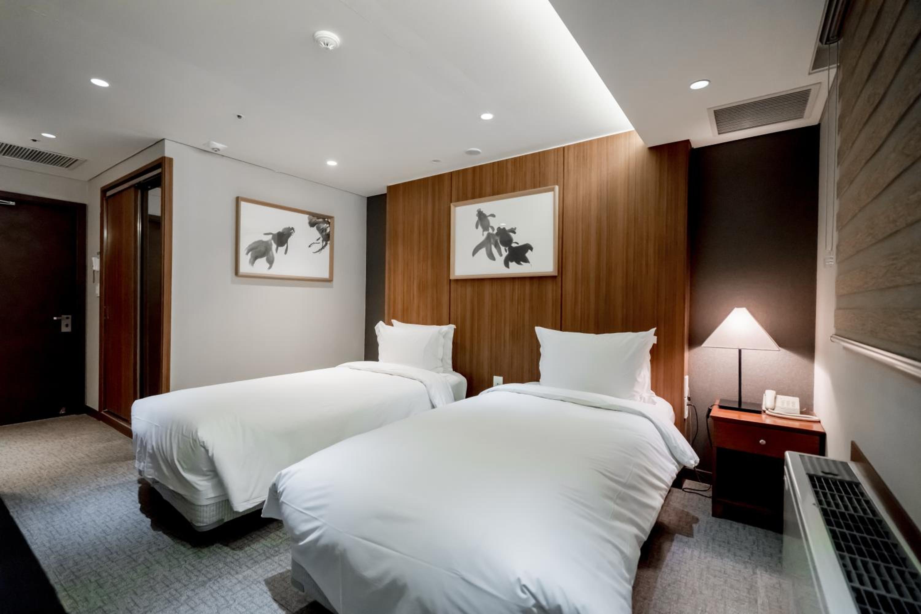 Deluxe Twin Room - No View - Photo 3