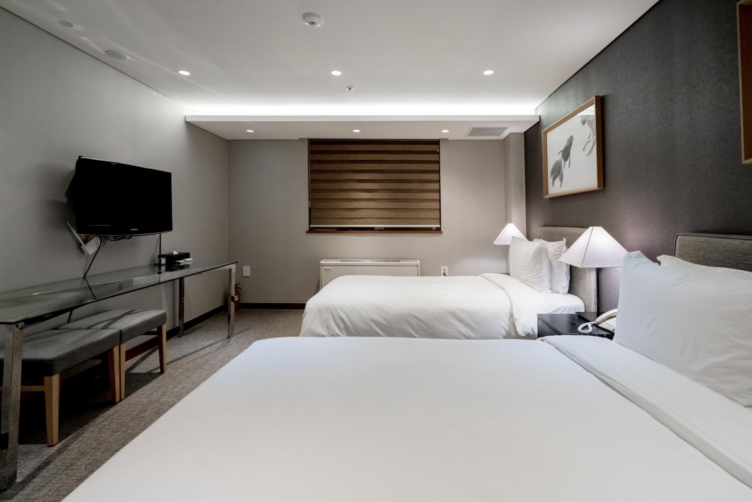 Deluxe Triple Room - No View  - Photo 6
