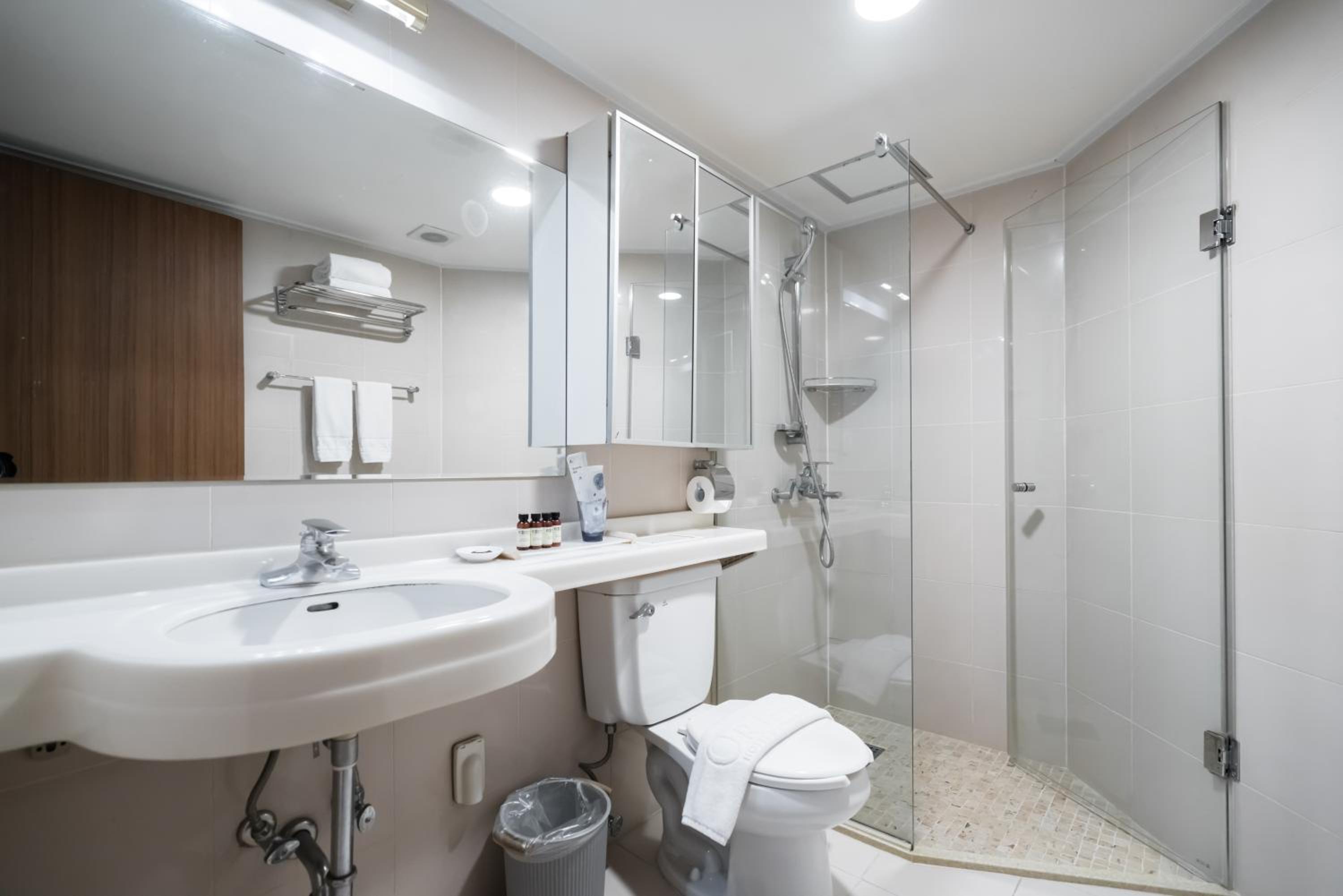 One Bedroom Deluxe Suite - Photo 6