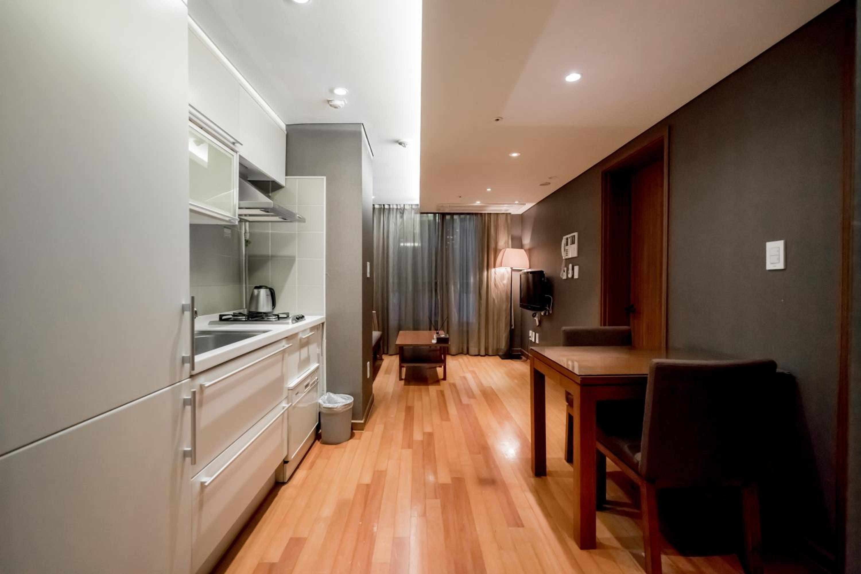 One Bedroom Deluxe Suite - Photo 4
