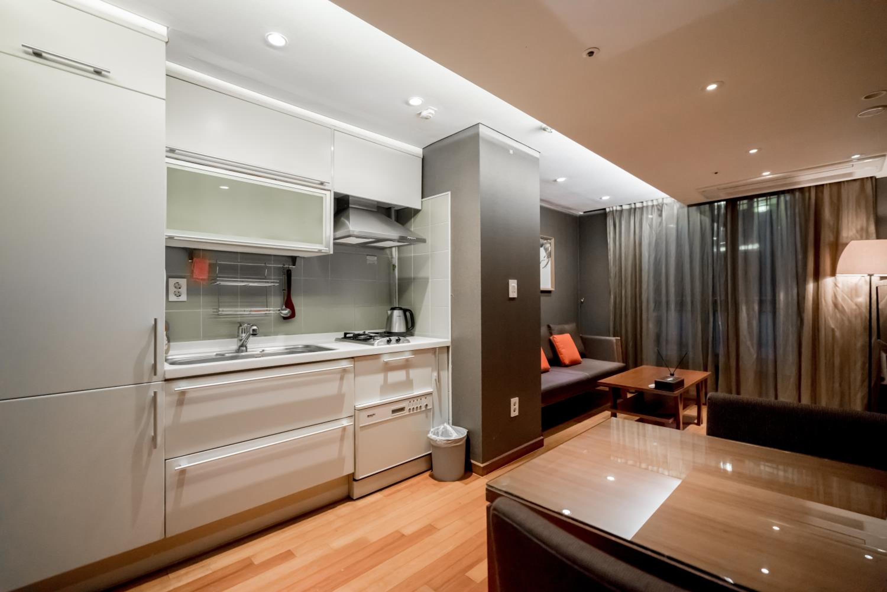 One Bedroom Deluxe Suite - Photo 5