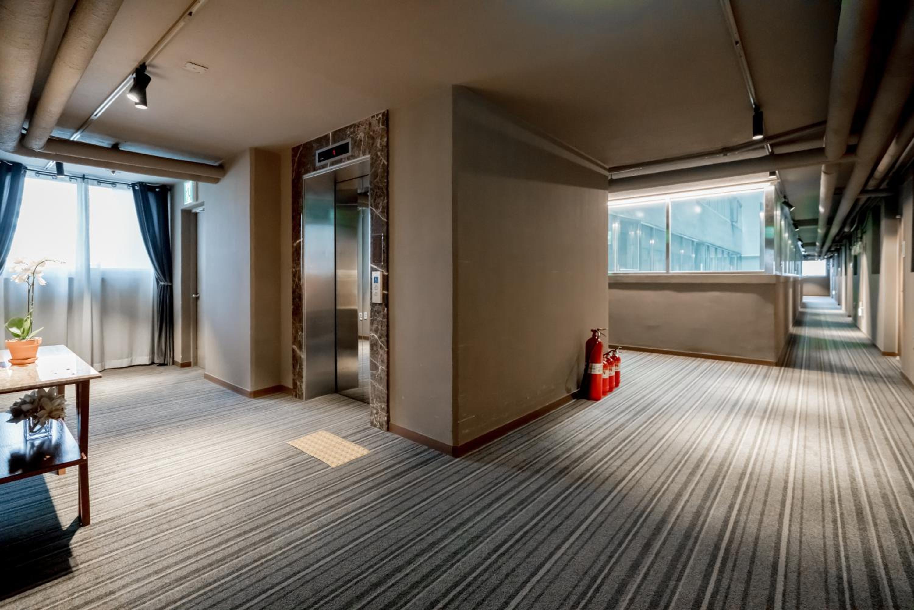 One Bedroom Deluxe Suite - Photo 7