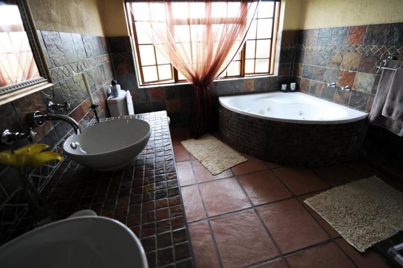 Honeymoon Suite - Photo 6