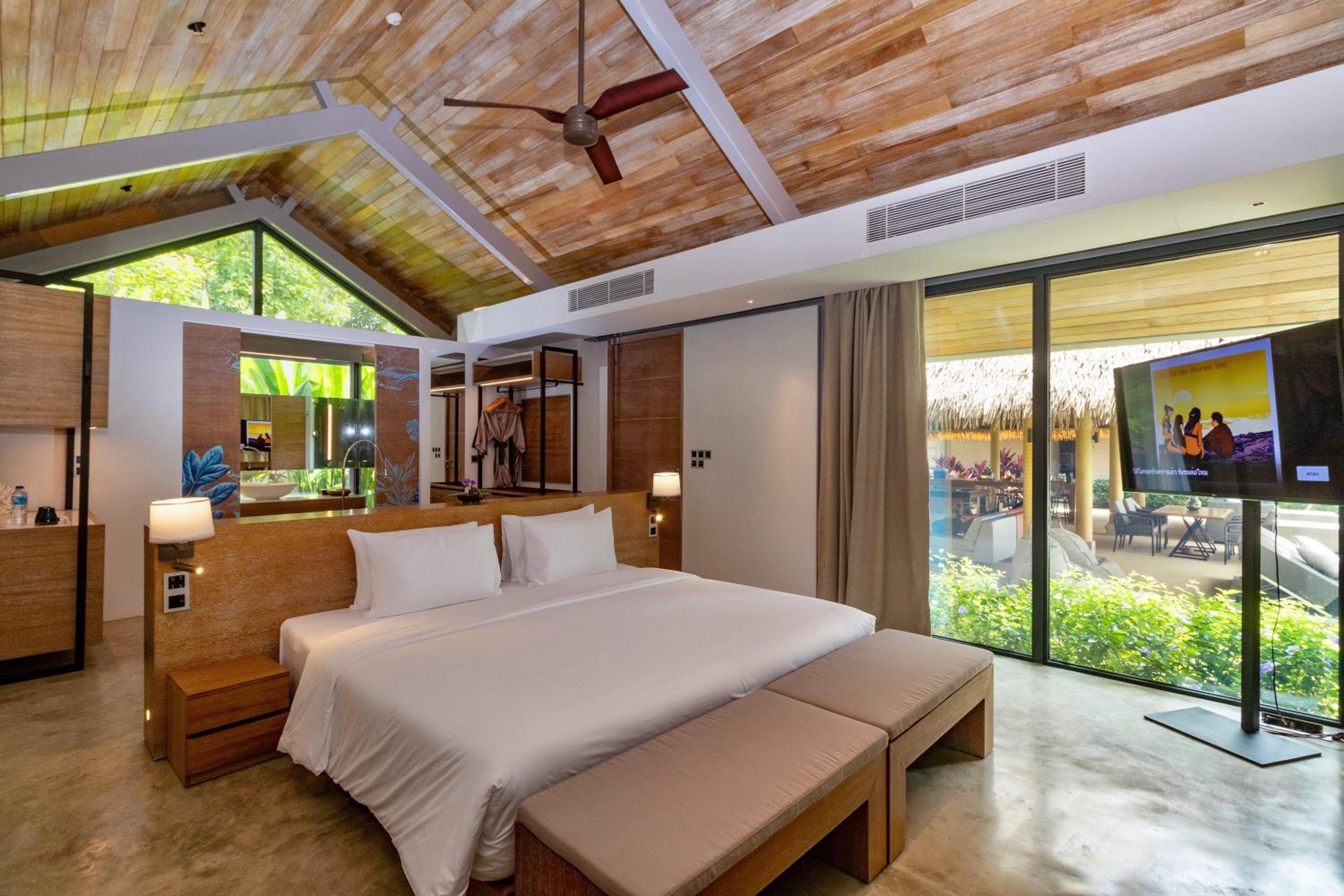 Three-Bedroom Oceanview Pool Villa with Schedule Boat Transfer photo 1
