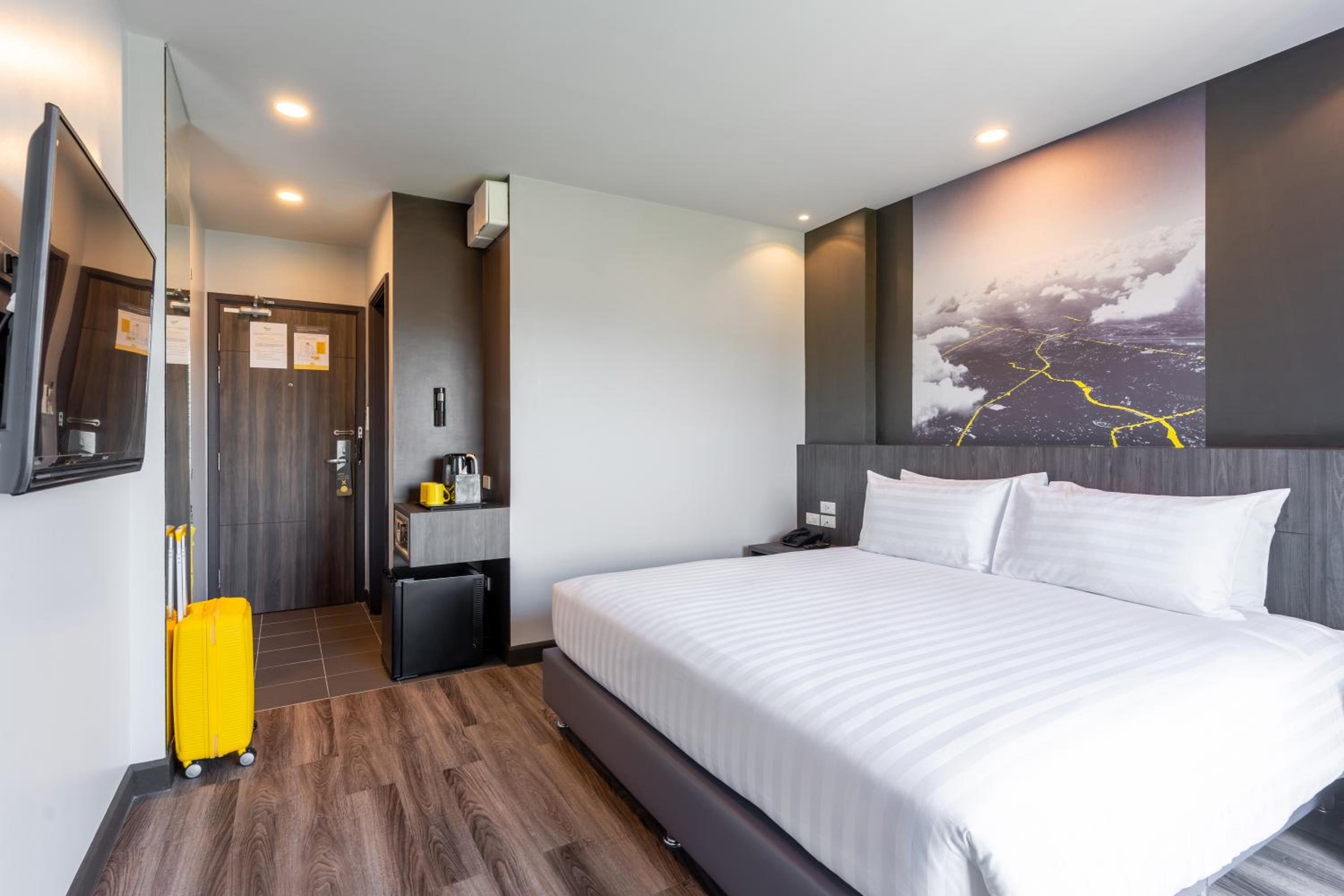 King Room with Balcony - Photo 9