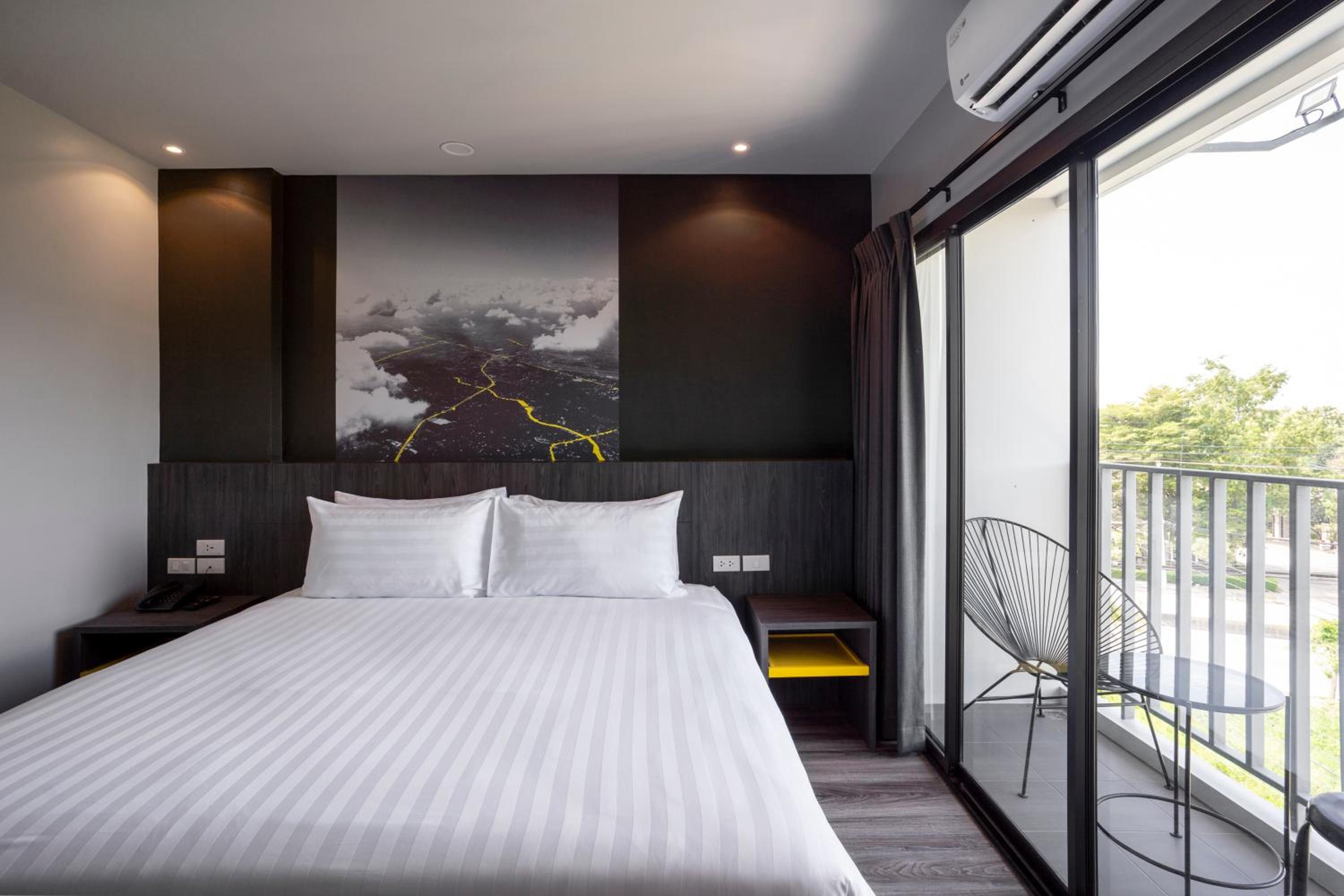 King Room with Balcony - Photo 11