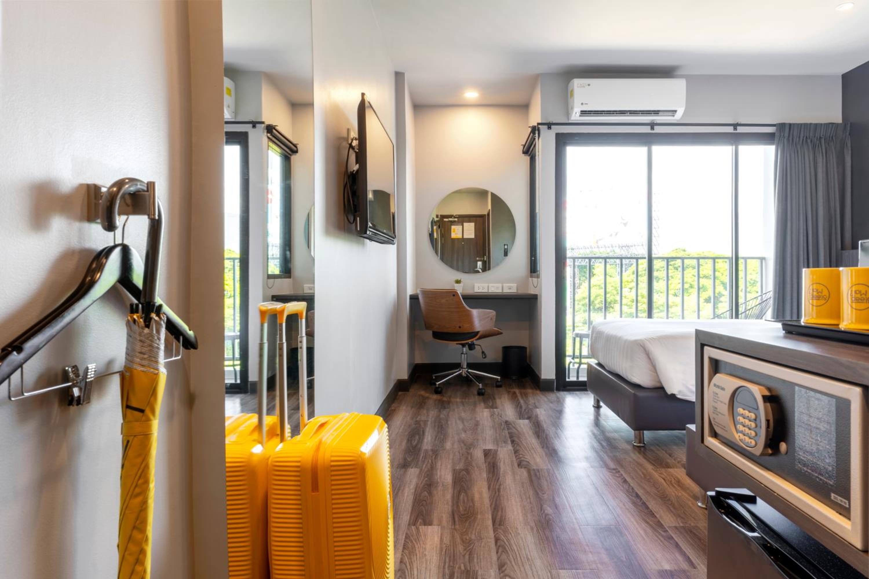 King Room with Balcony - Photo 8