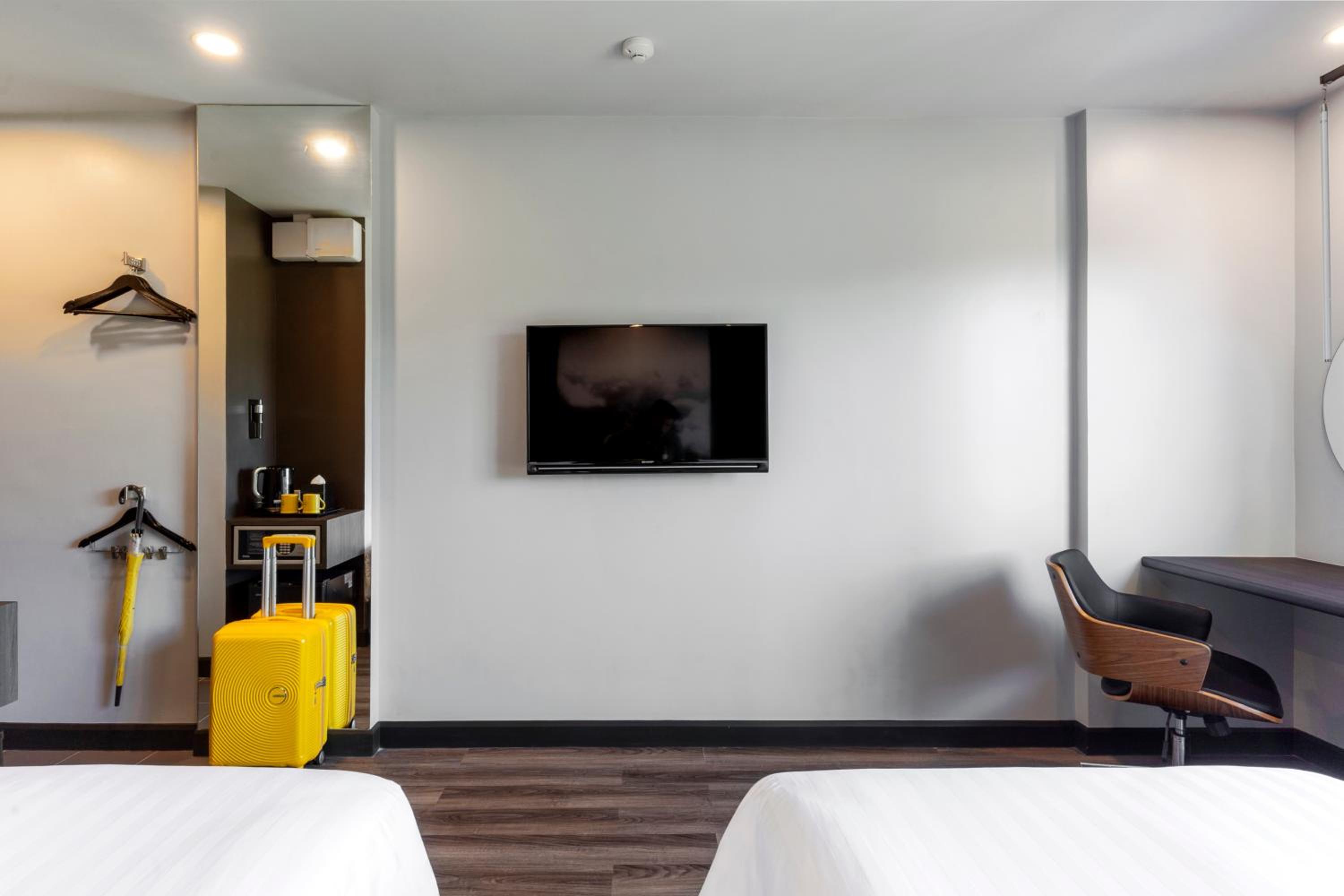 King Room with Balcony - Photo 6