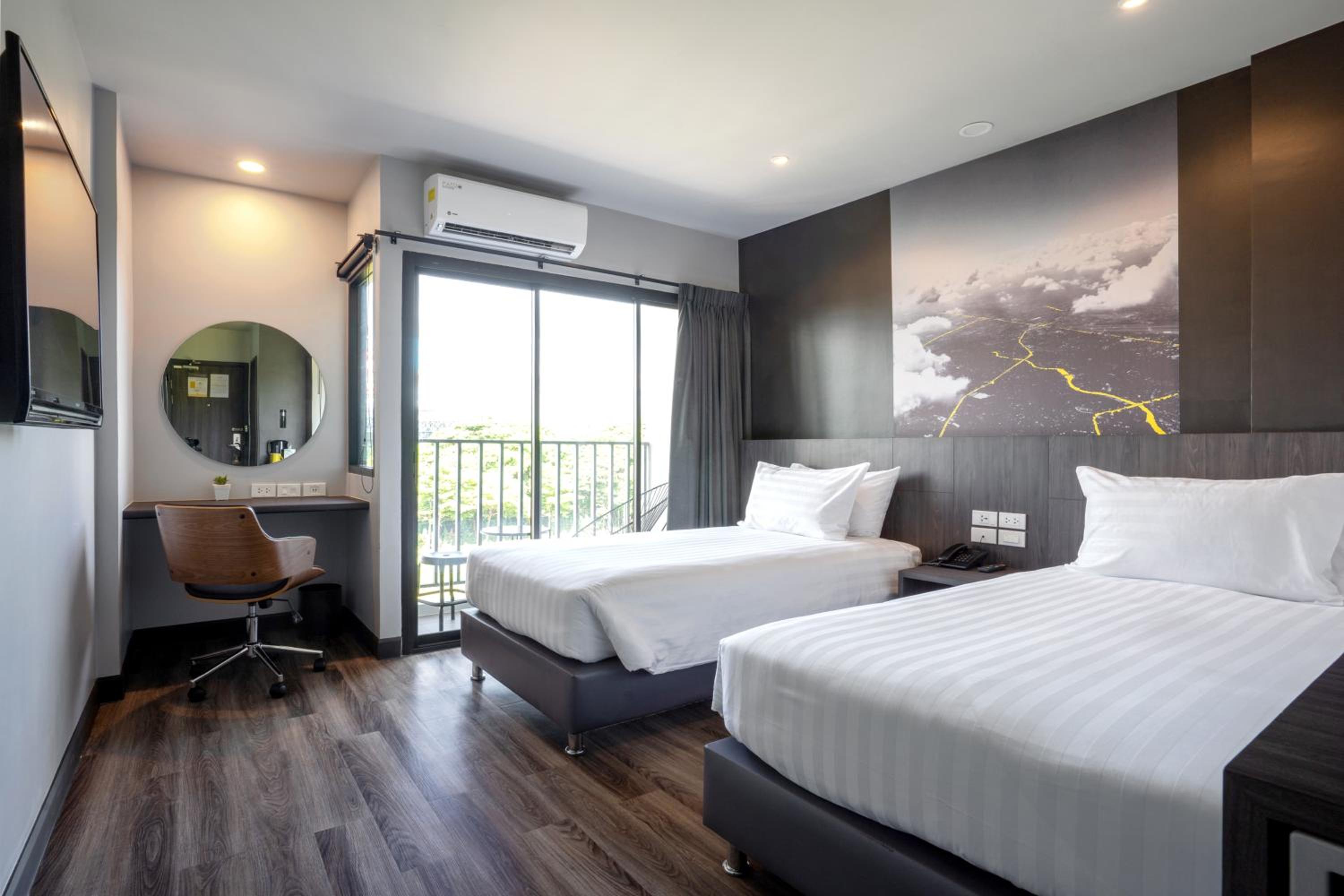 Twin Room with Balcony - Photo 11