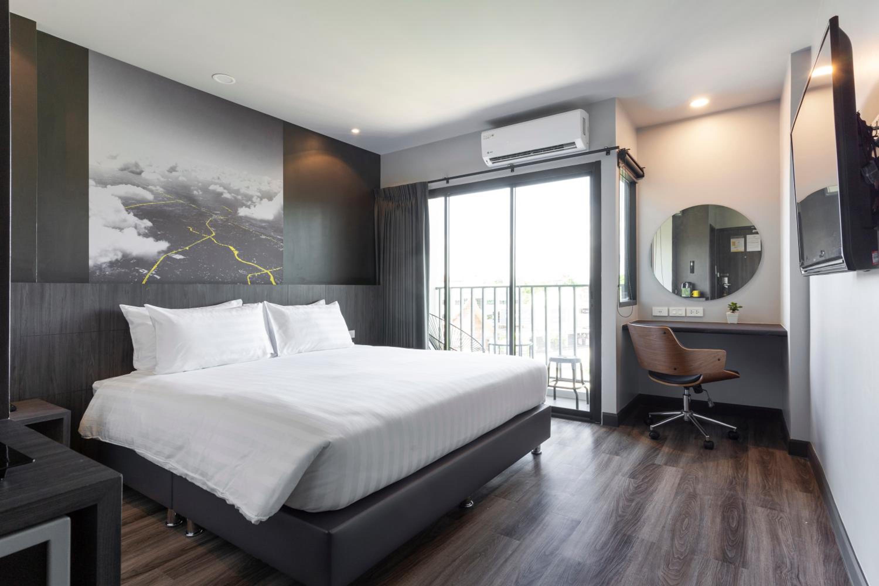 King Room with Balcony - Photo 10