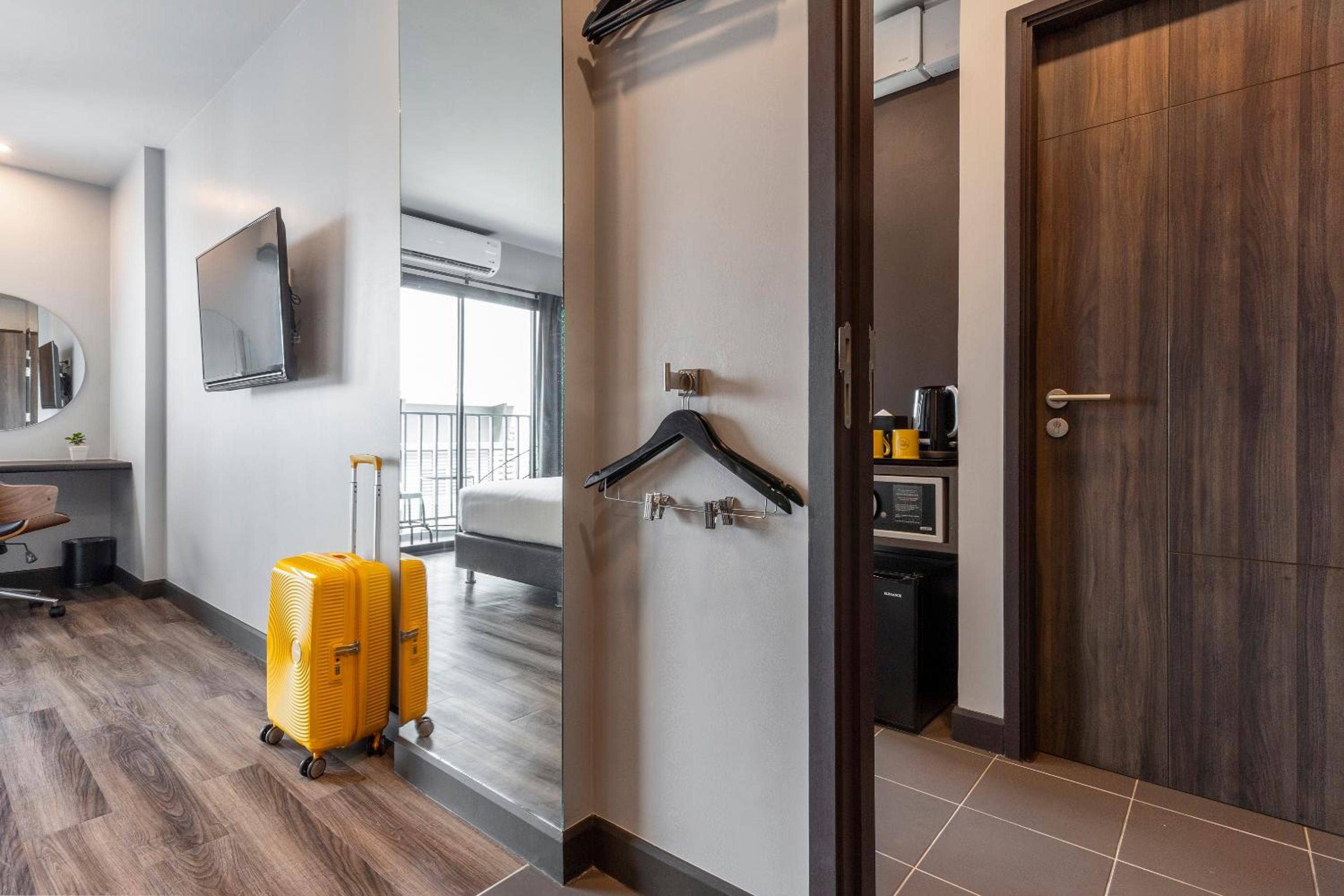 Quadruple Room with Balcony - Photo 13