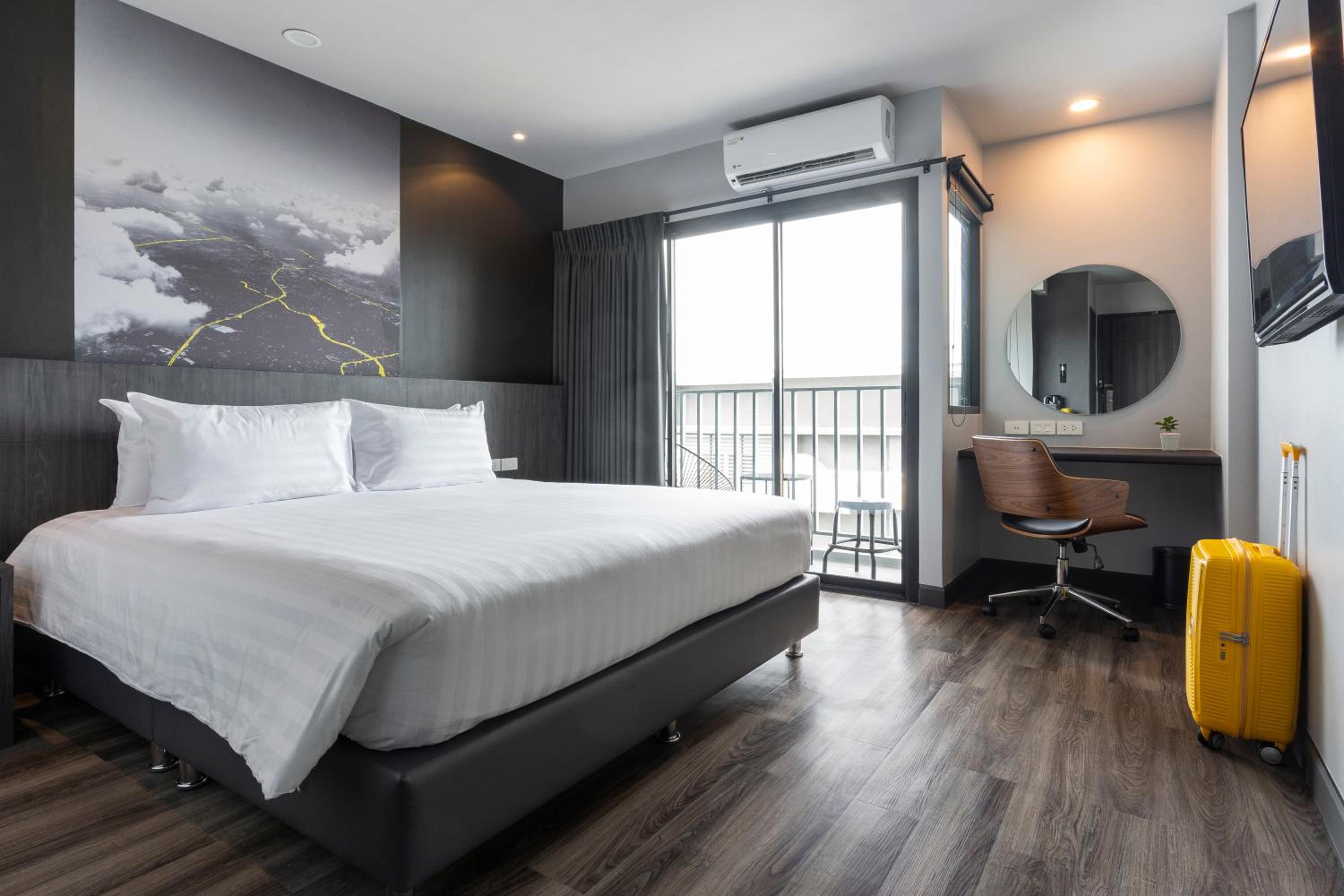 King Room with Balcony - Photo 1