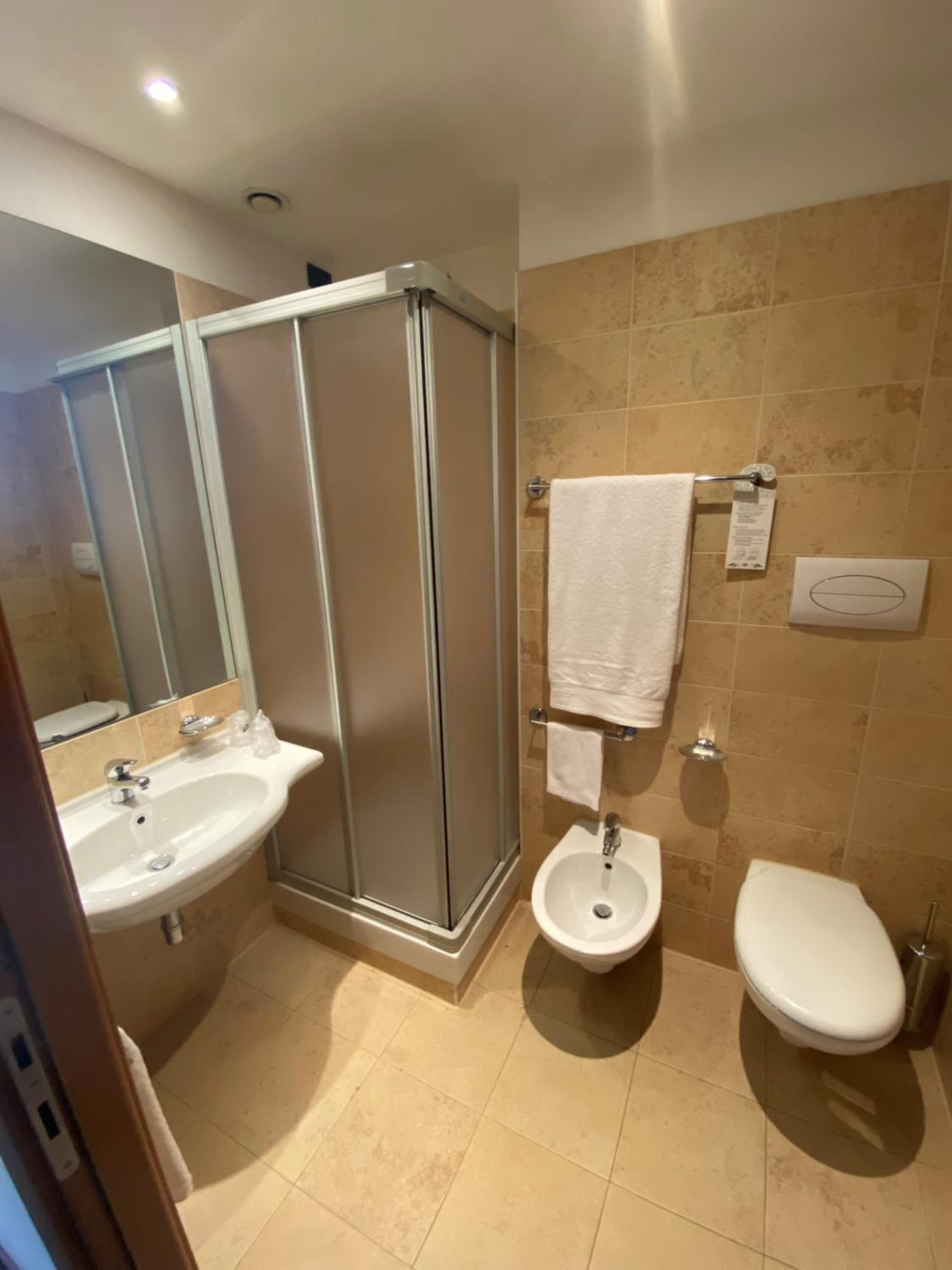 Double or Twin Room - Photo 4