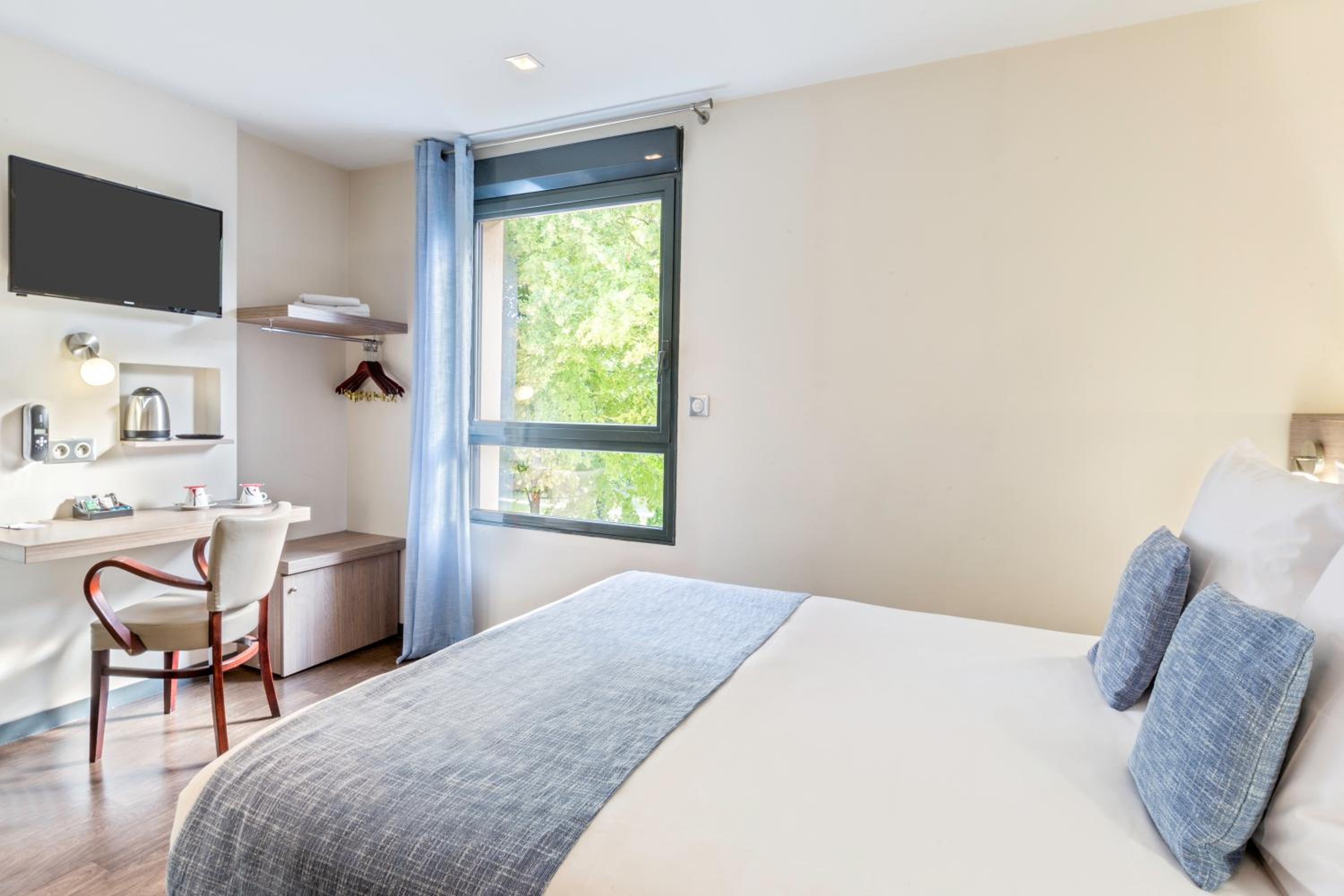 Comfort Queen Room - Photo 6