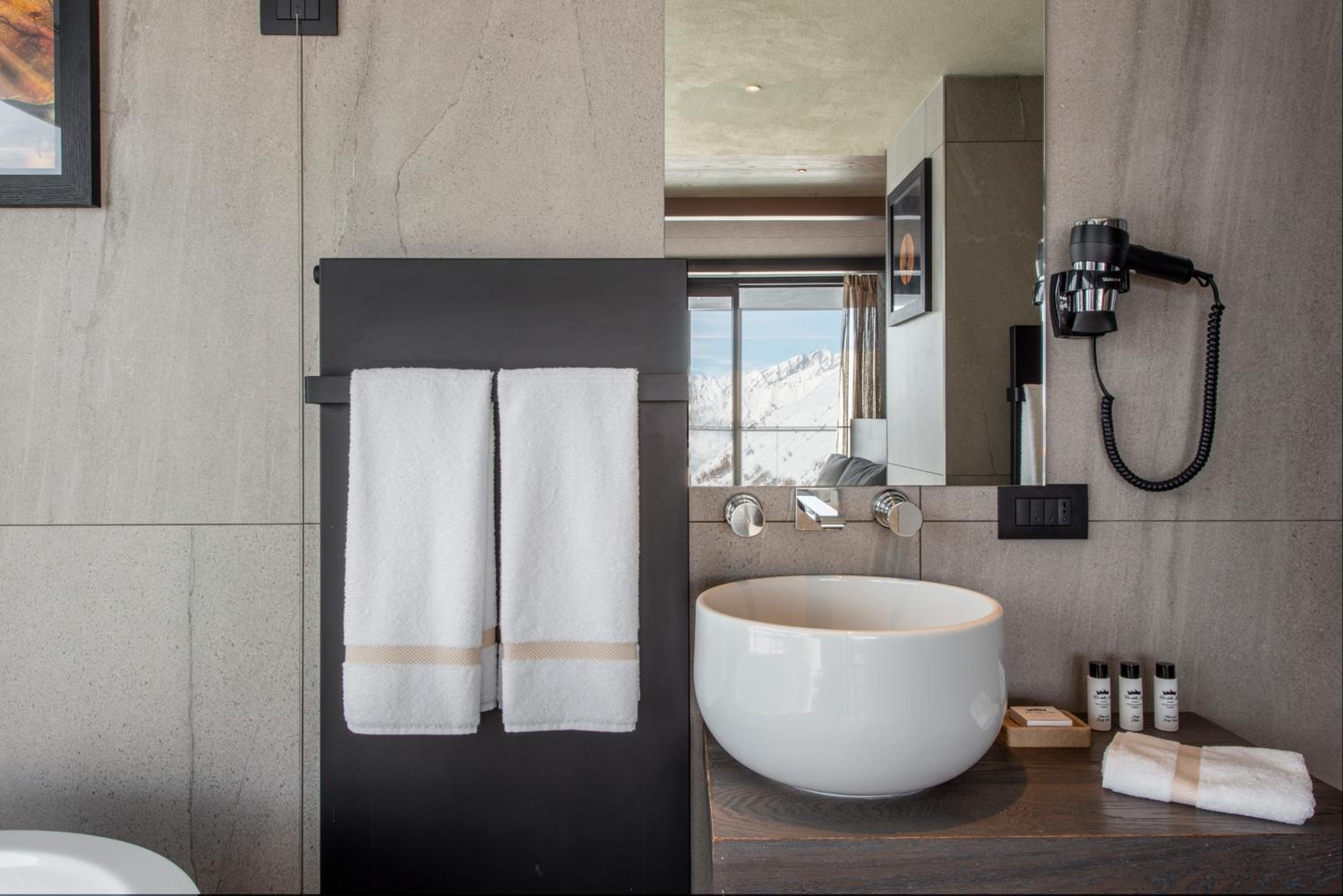 Suite with Hot Tub photo 2