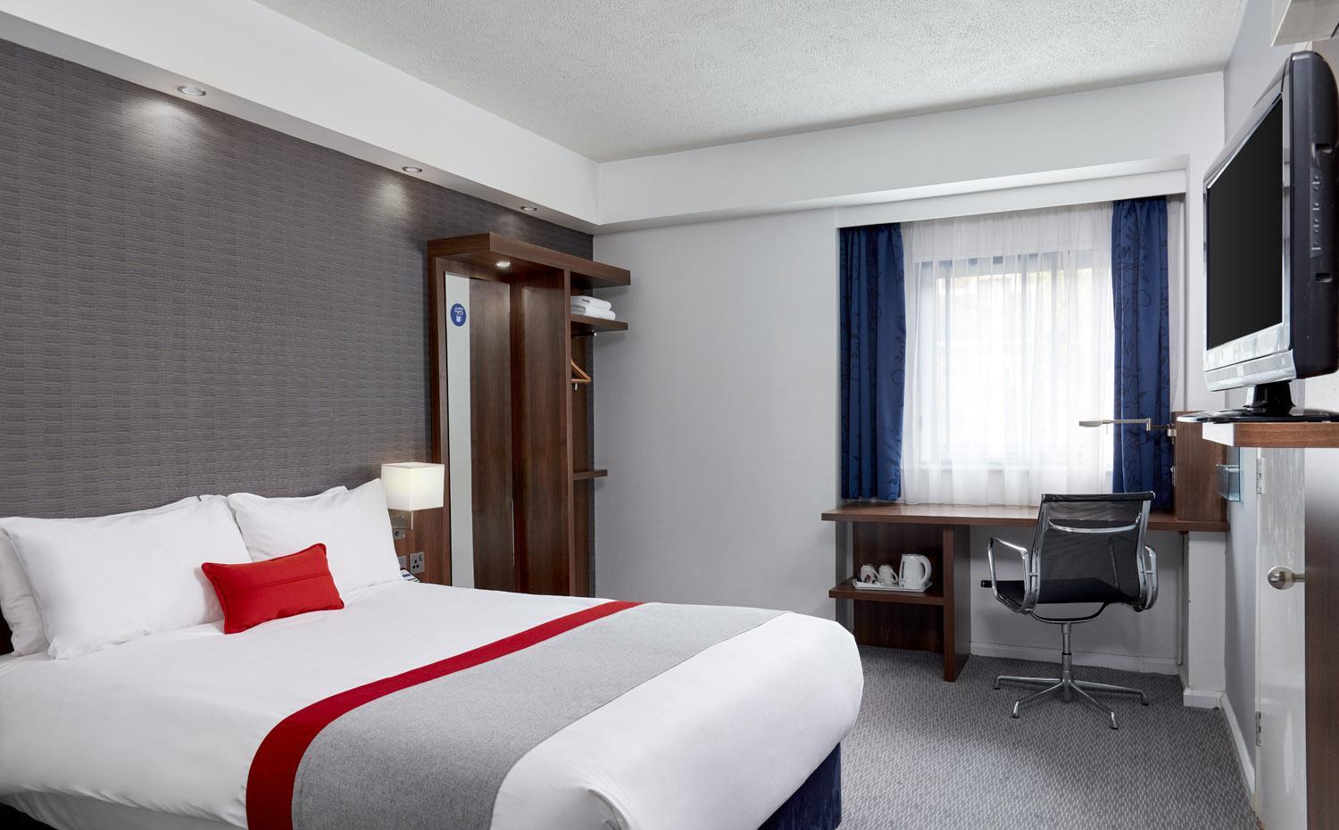 Standard Room with Free Hot Breakfast - Photo 4