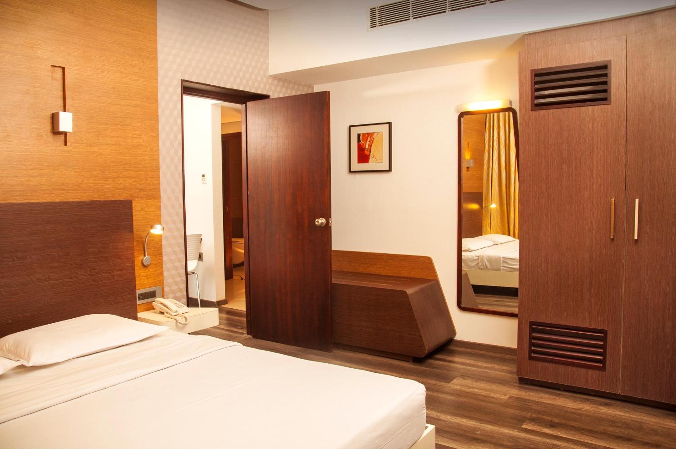 Executive Suite - Photo 4