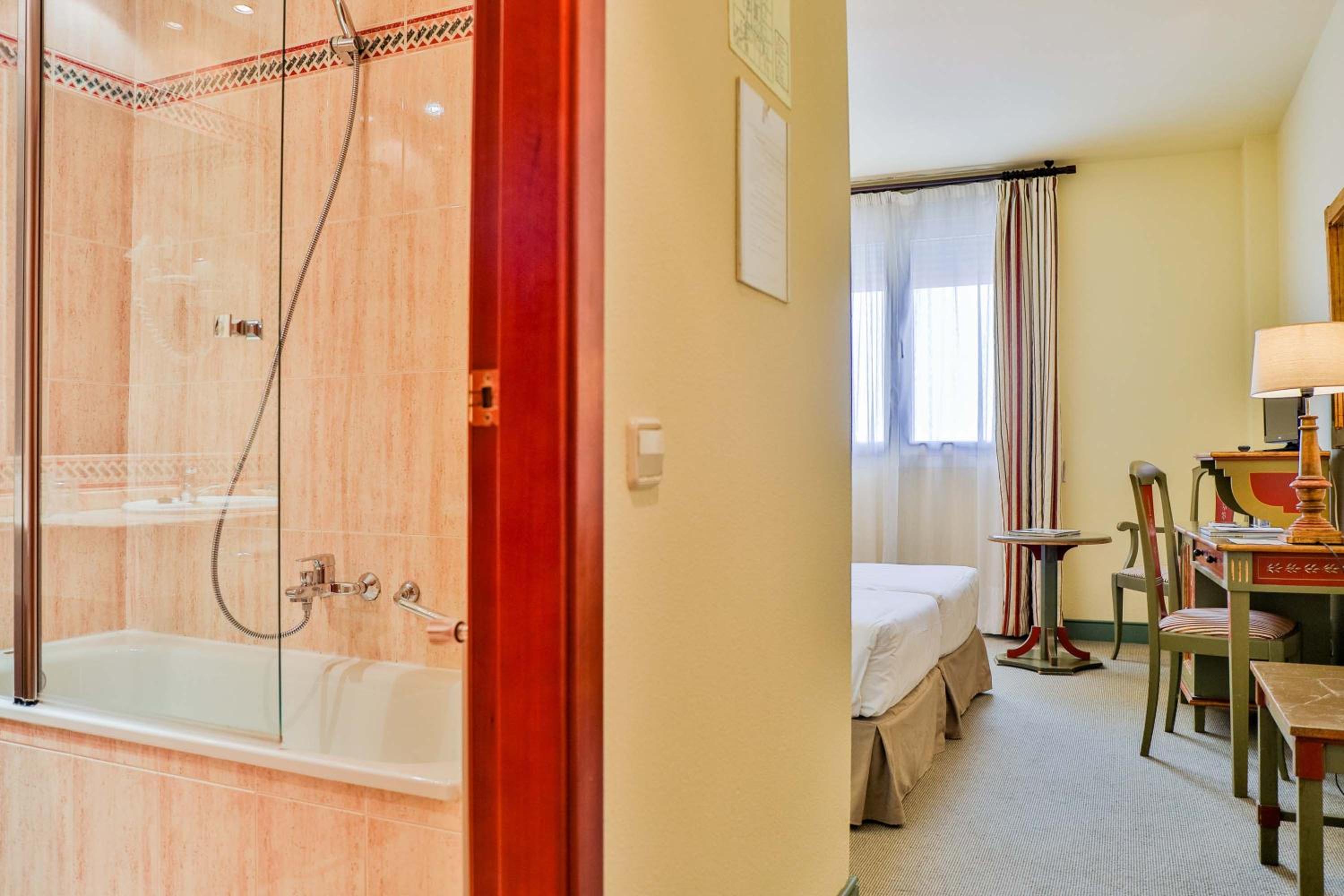 Double or Twin Room - Photo 6