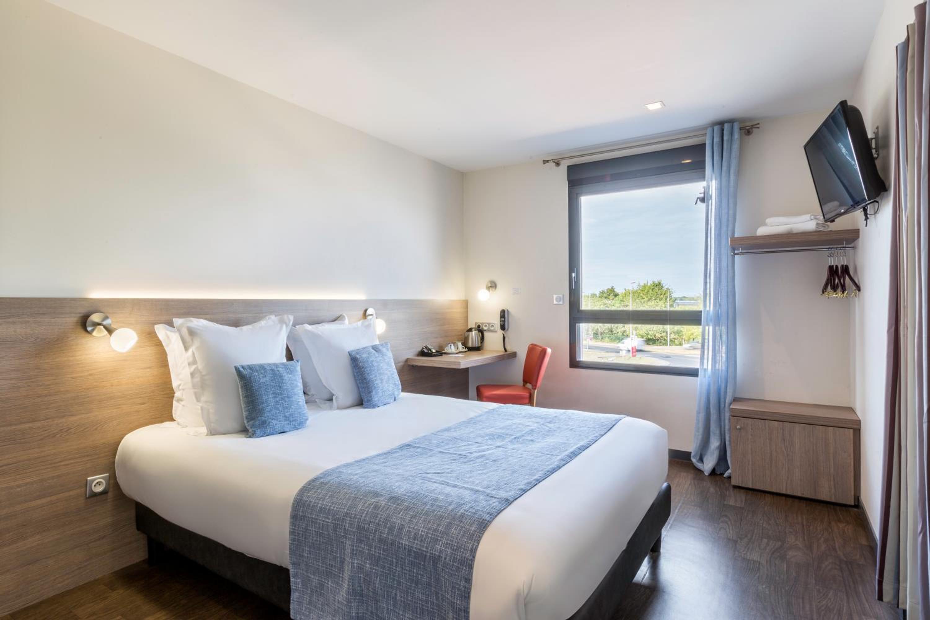 Comfort Queen Room - Photo 10