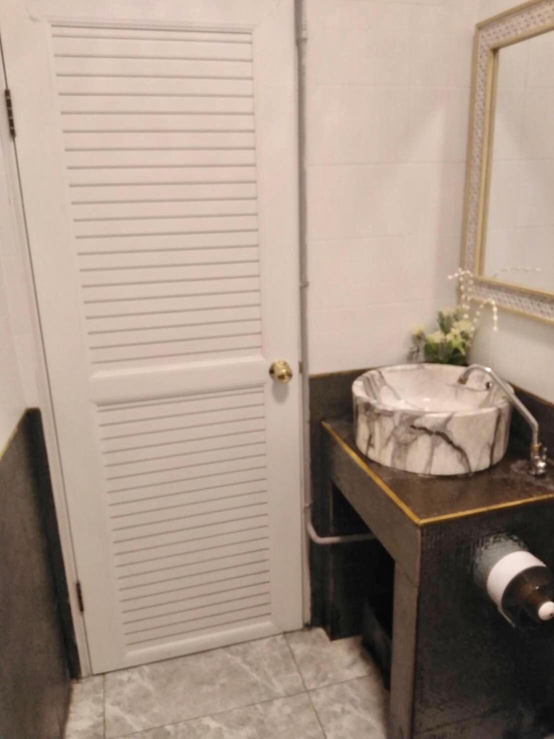 Double Room with Private Bathroom - Photo 6
