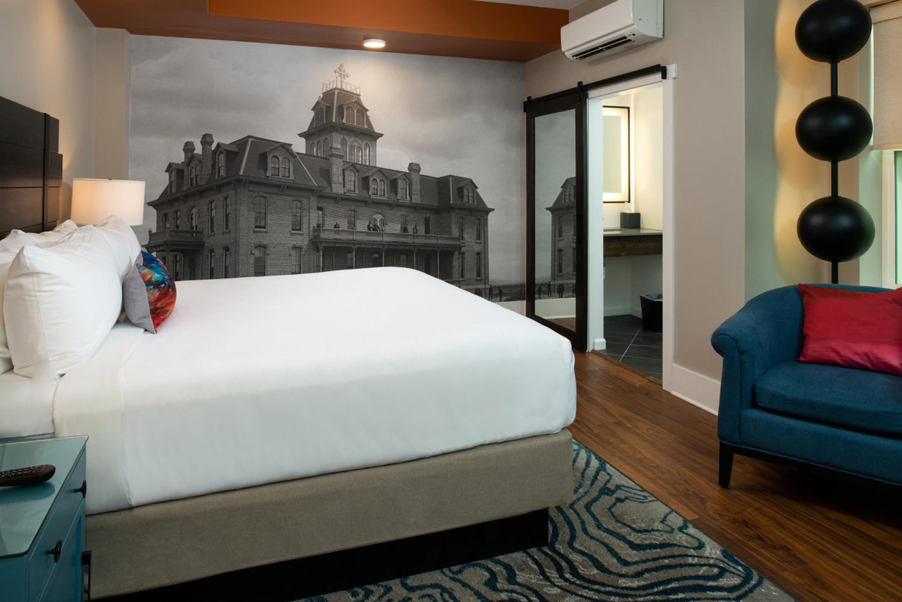 Two-Bedroom Suite with One King and Two Queen Beds - Non-Smoking - Photo 12