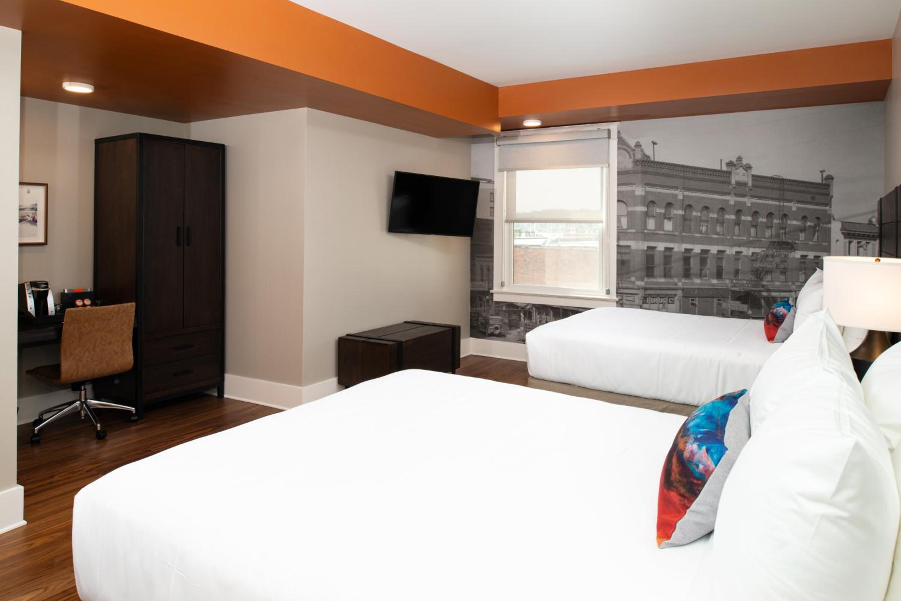 Standard Queen Room with Two Queen Beds and City View - Photo 8