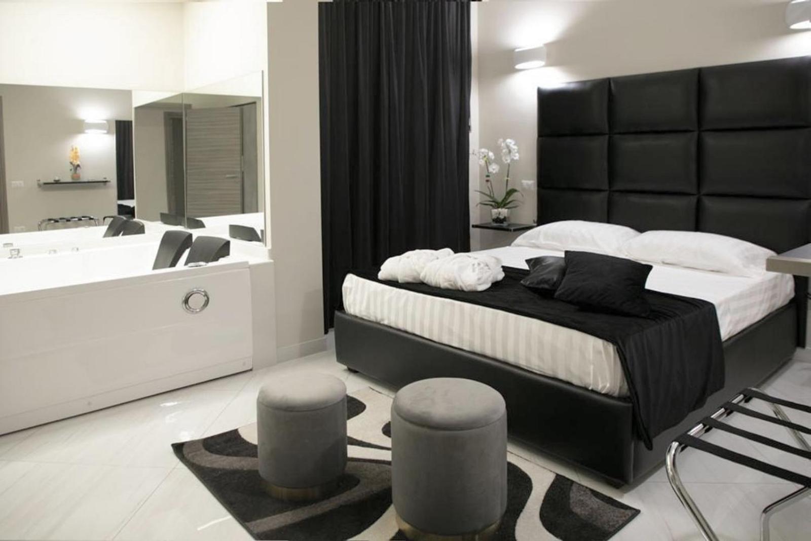 Suite with Hot Tub - Photo 3