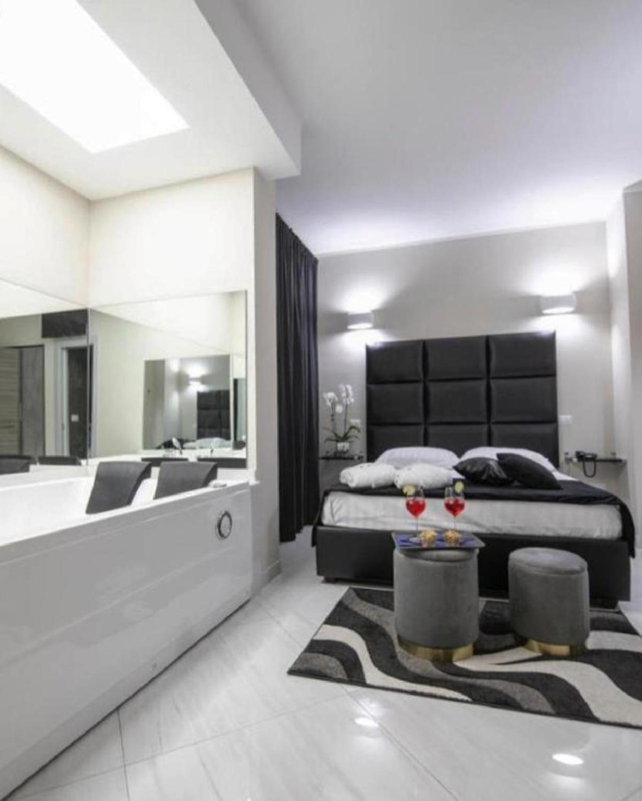Suite with Hot Tub - Photo 9