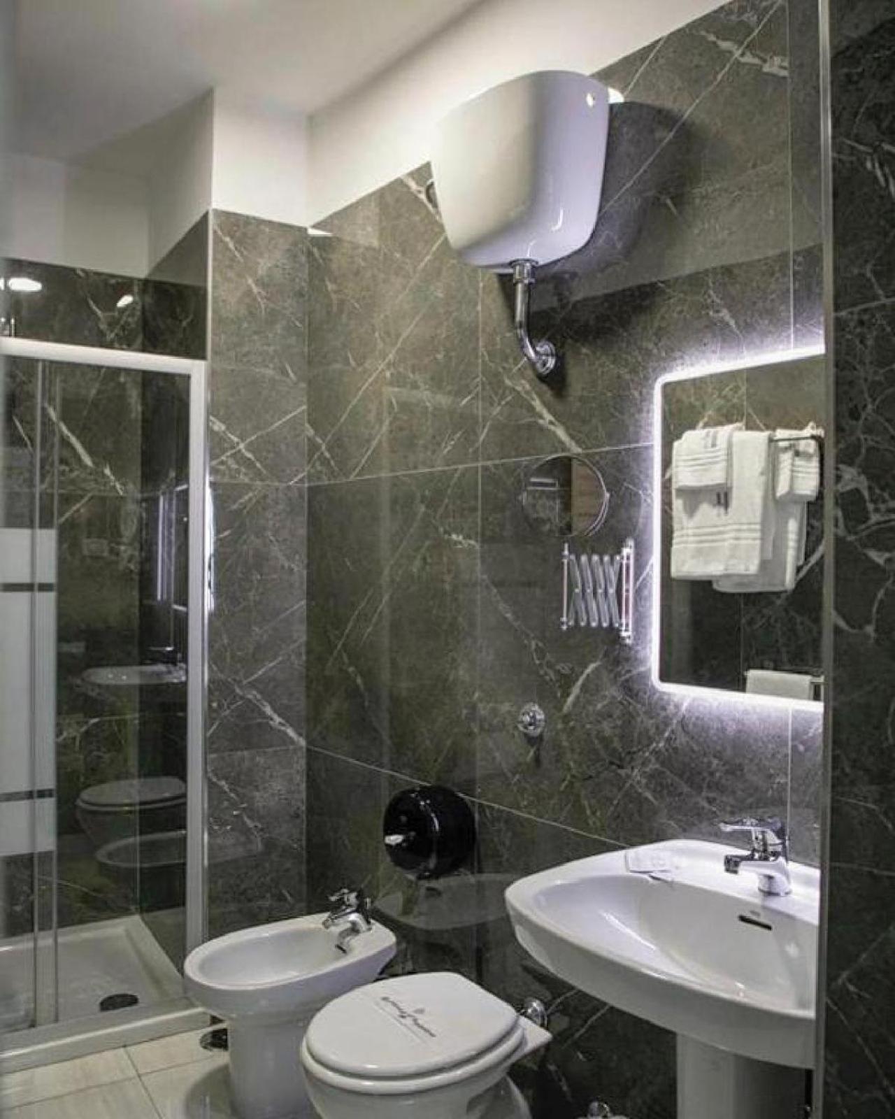 Double Room - Photo 6