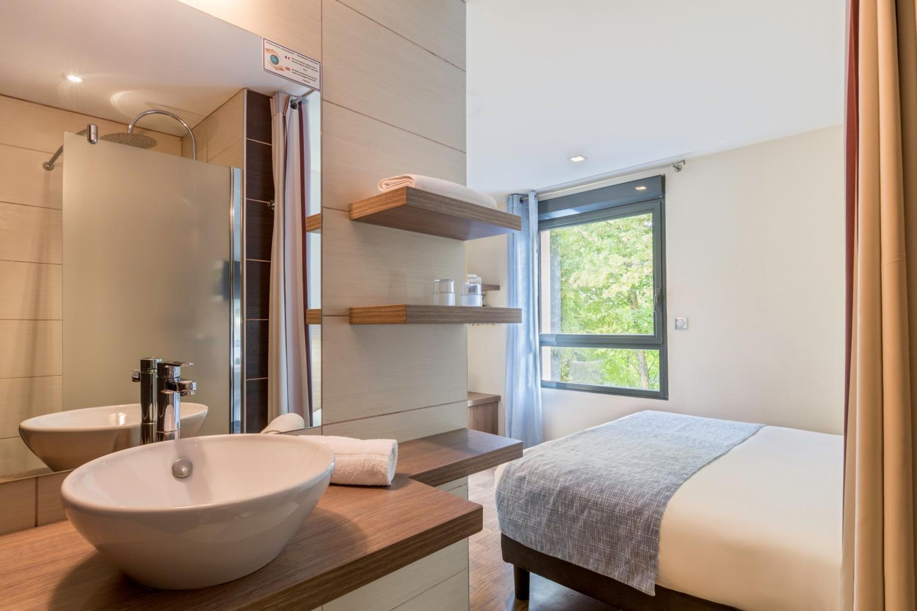 Comfort Queen Room - Photo 9