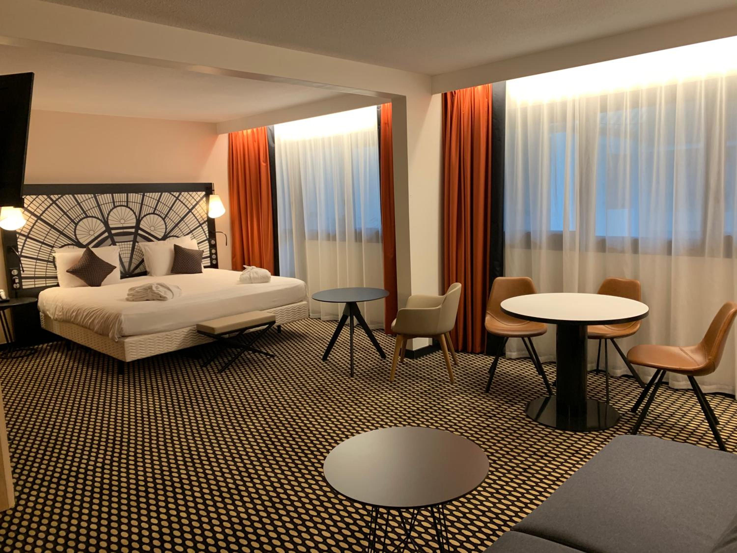 Family Suite with 1 King-Size bed and 1 Sofa bed - High floor photo 1