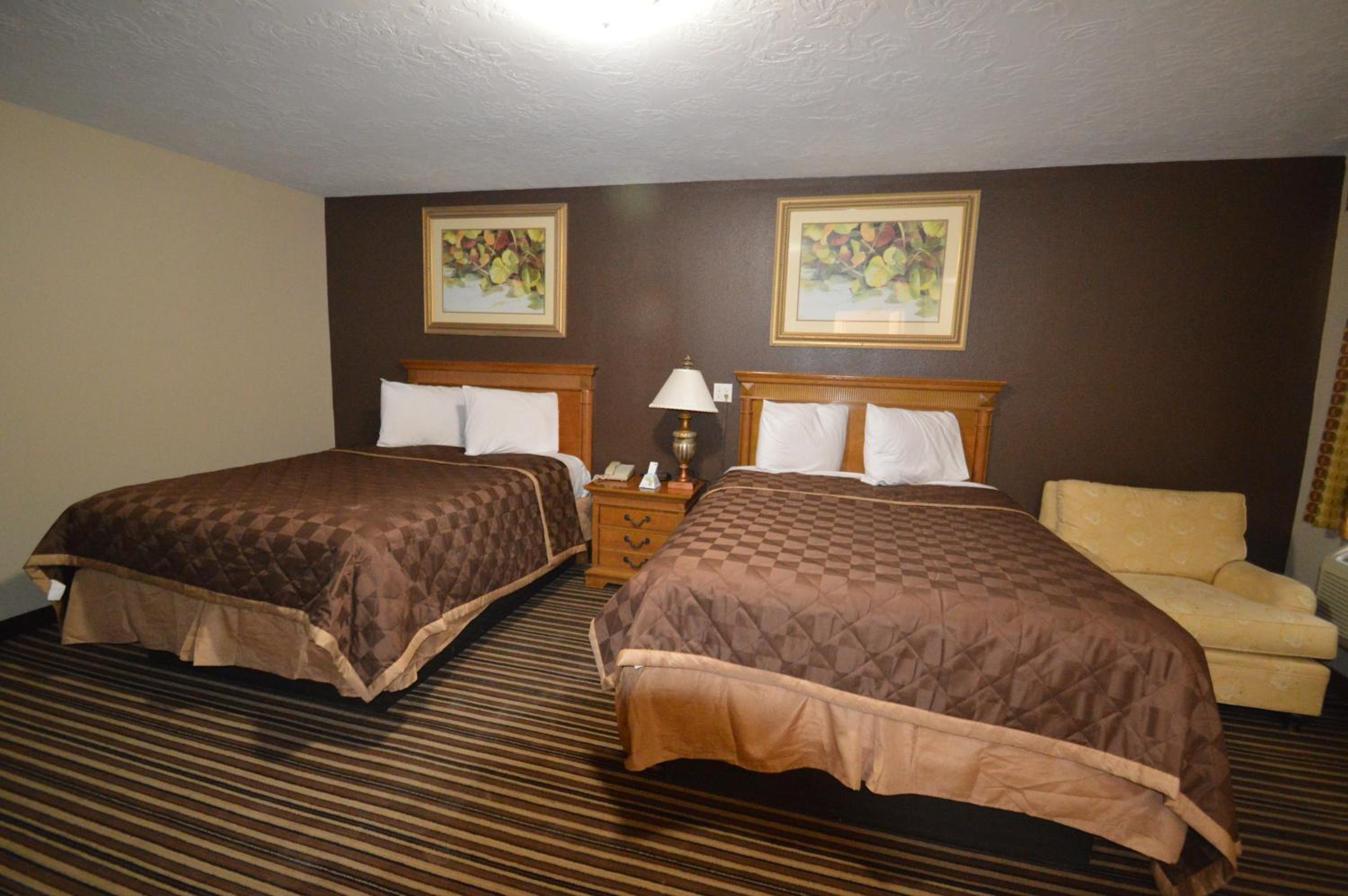 Queen Room with Two Queen Beds - Smoking photo 1