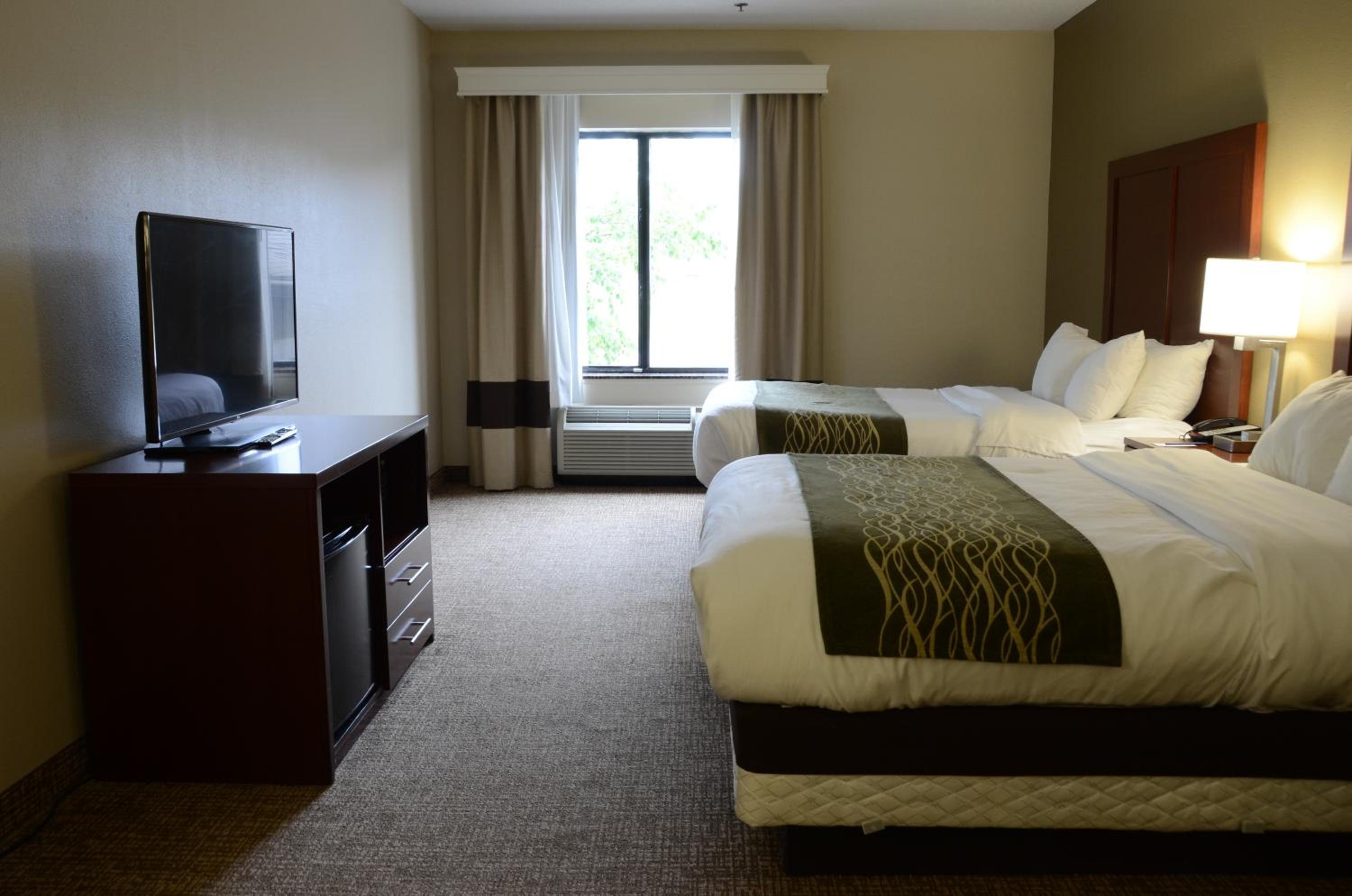 Queen Room with Two Queen Beds - Non-Smoking - Photo 2