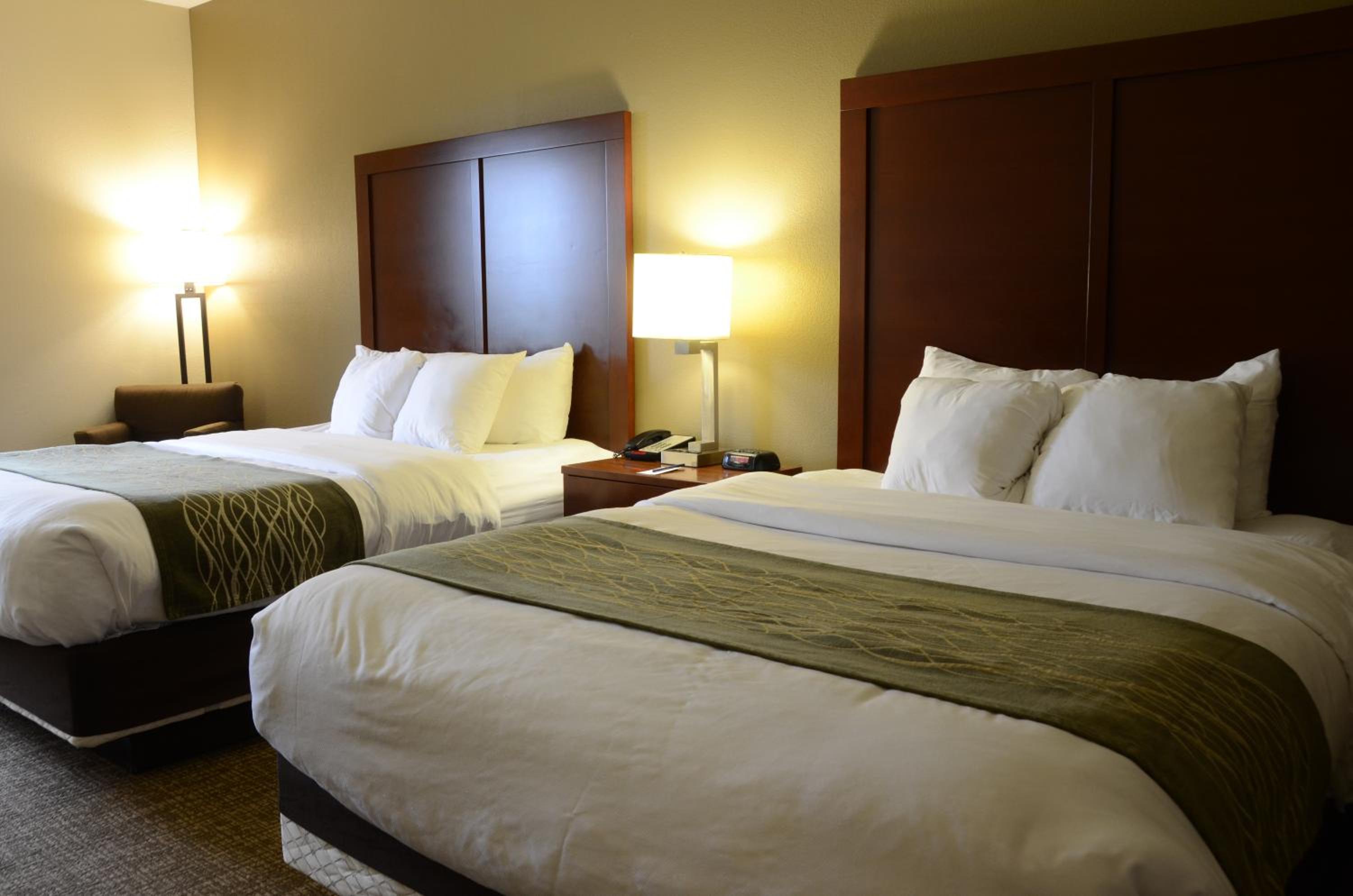 Queen Room with Two Queen Beds - Non-Smoking - Photo 3