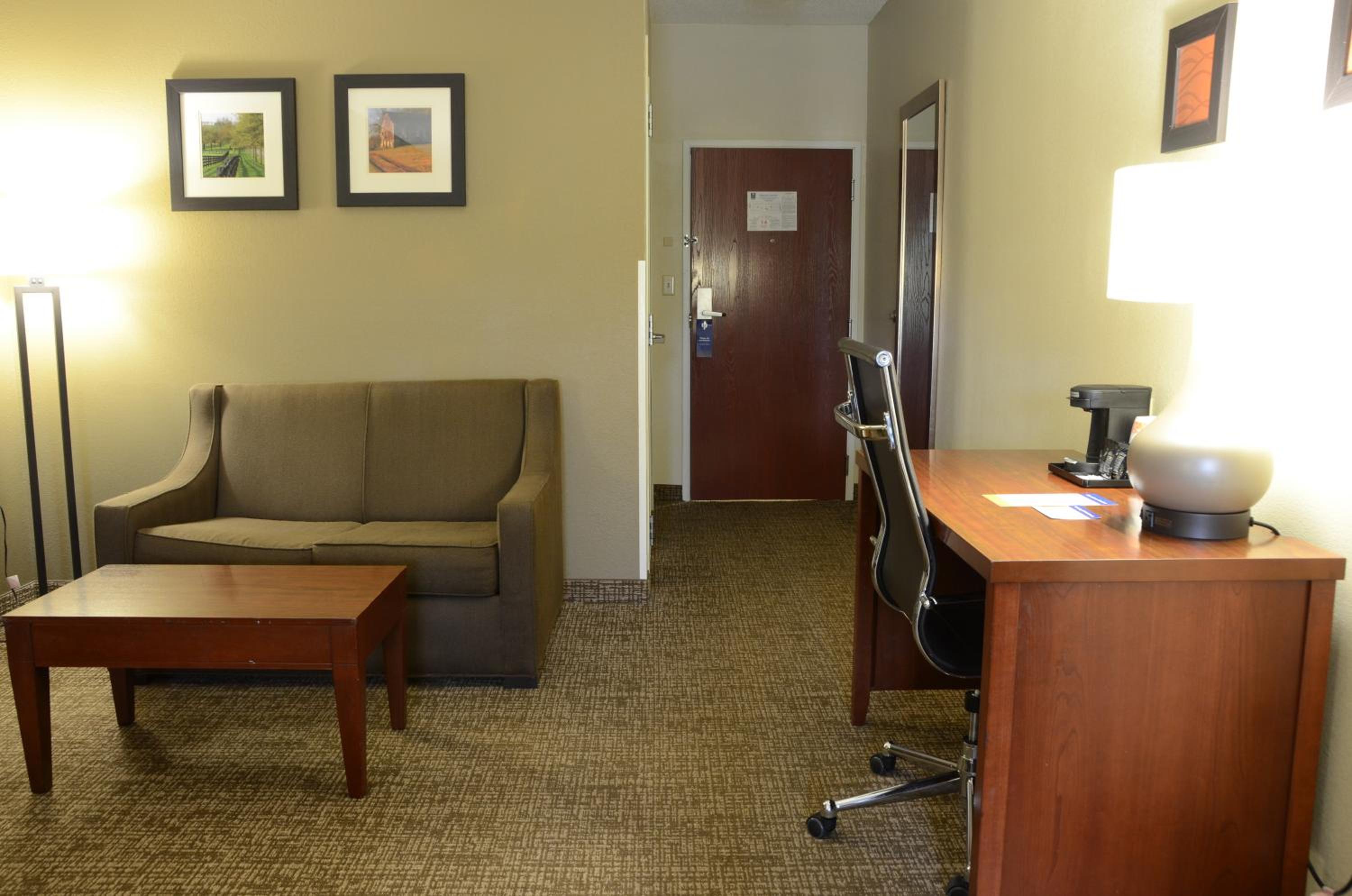 King Suite - Non-Smoking - Photo 4