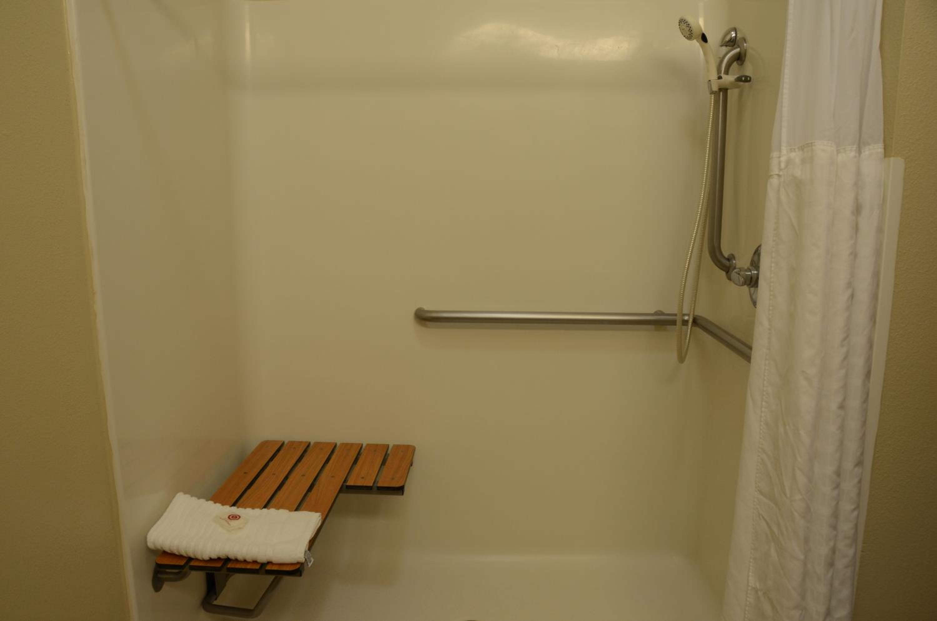 King Room with Roll-In Shower - Accessible/Non-Smoking - Photo 8