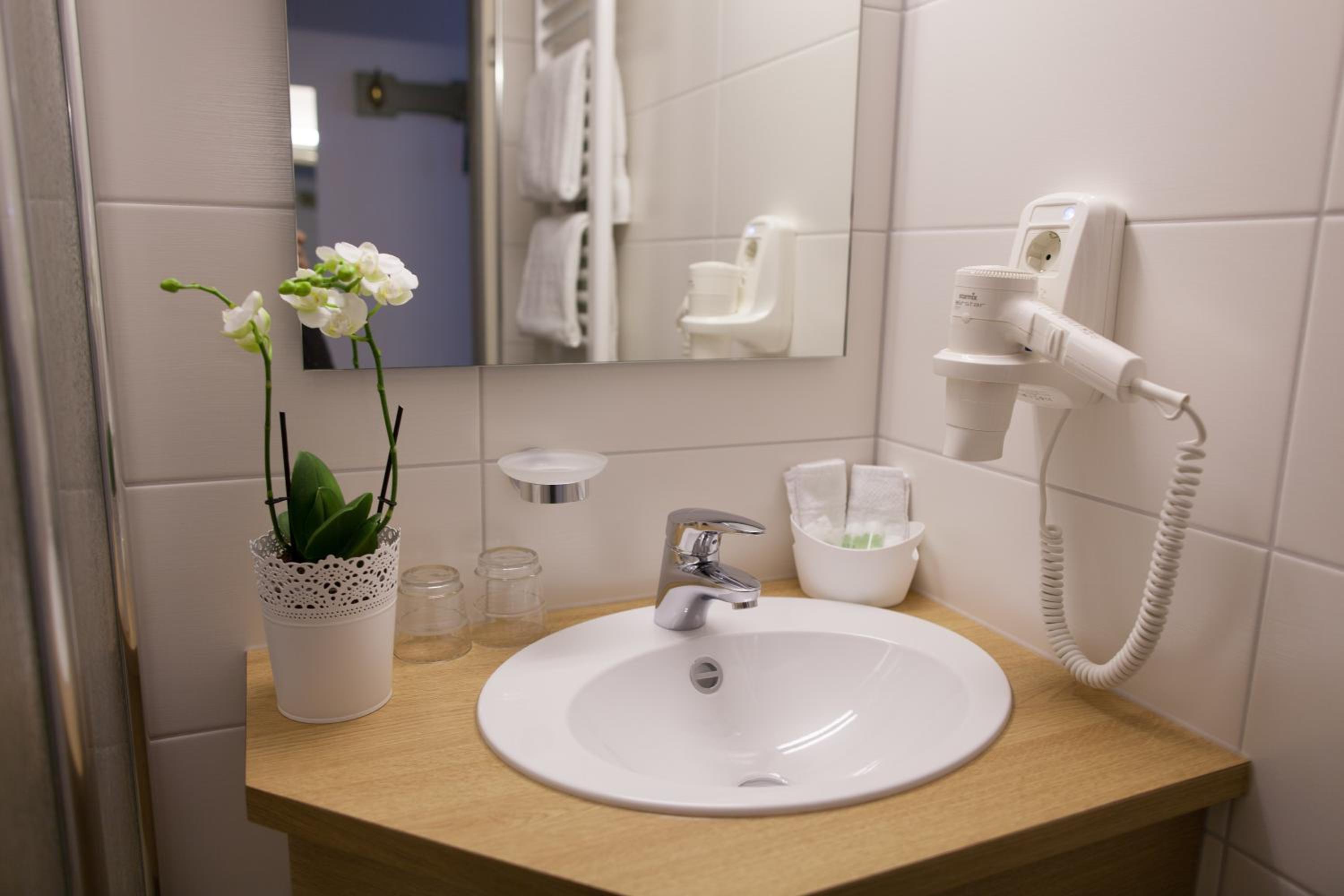 Small Double Room - Photo 6